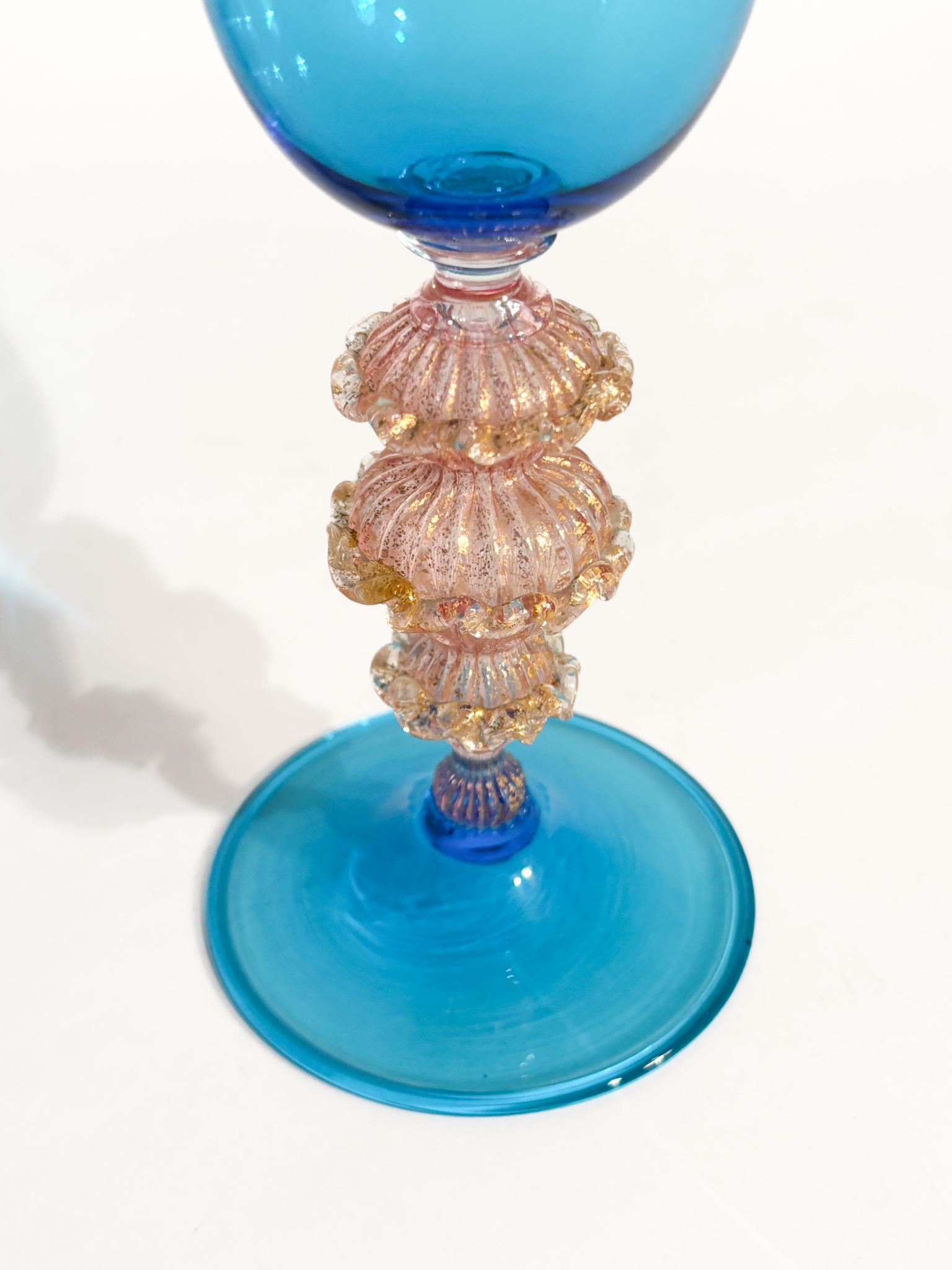 Verre de Murano soufflé à la main Bleu clair avec feuilles d'or 1970 en vente 4