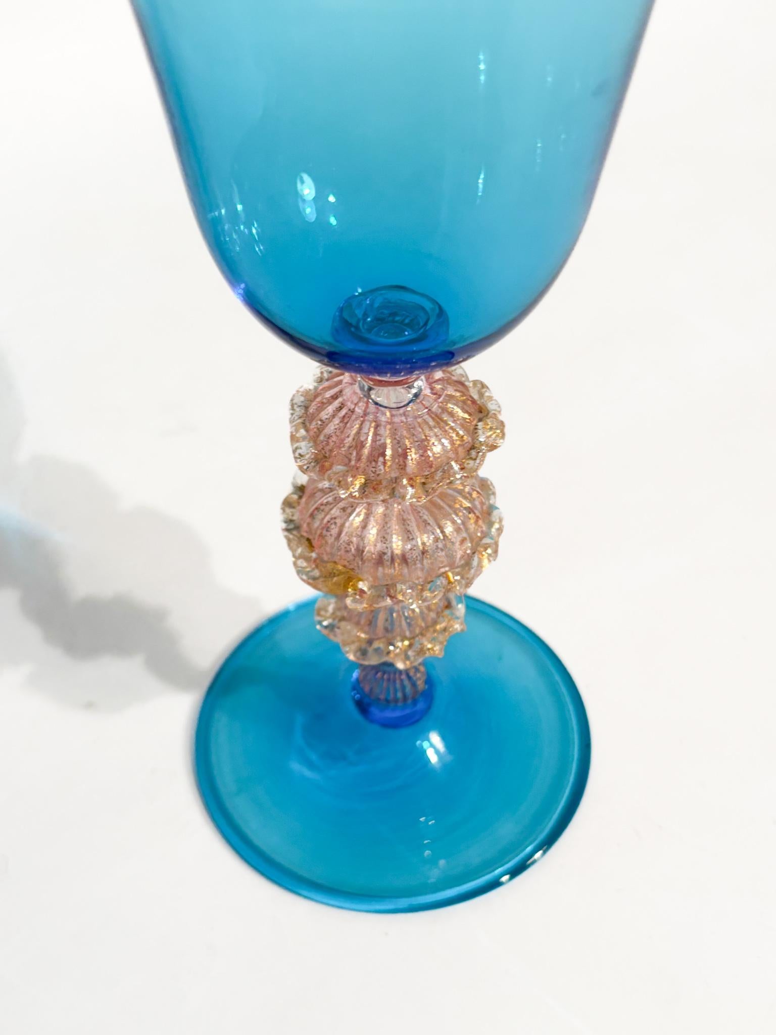 Verre de Murano soufflé à la main Bleu clair avec feuilles d'or 1970 en vente 6