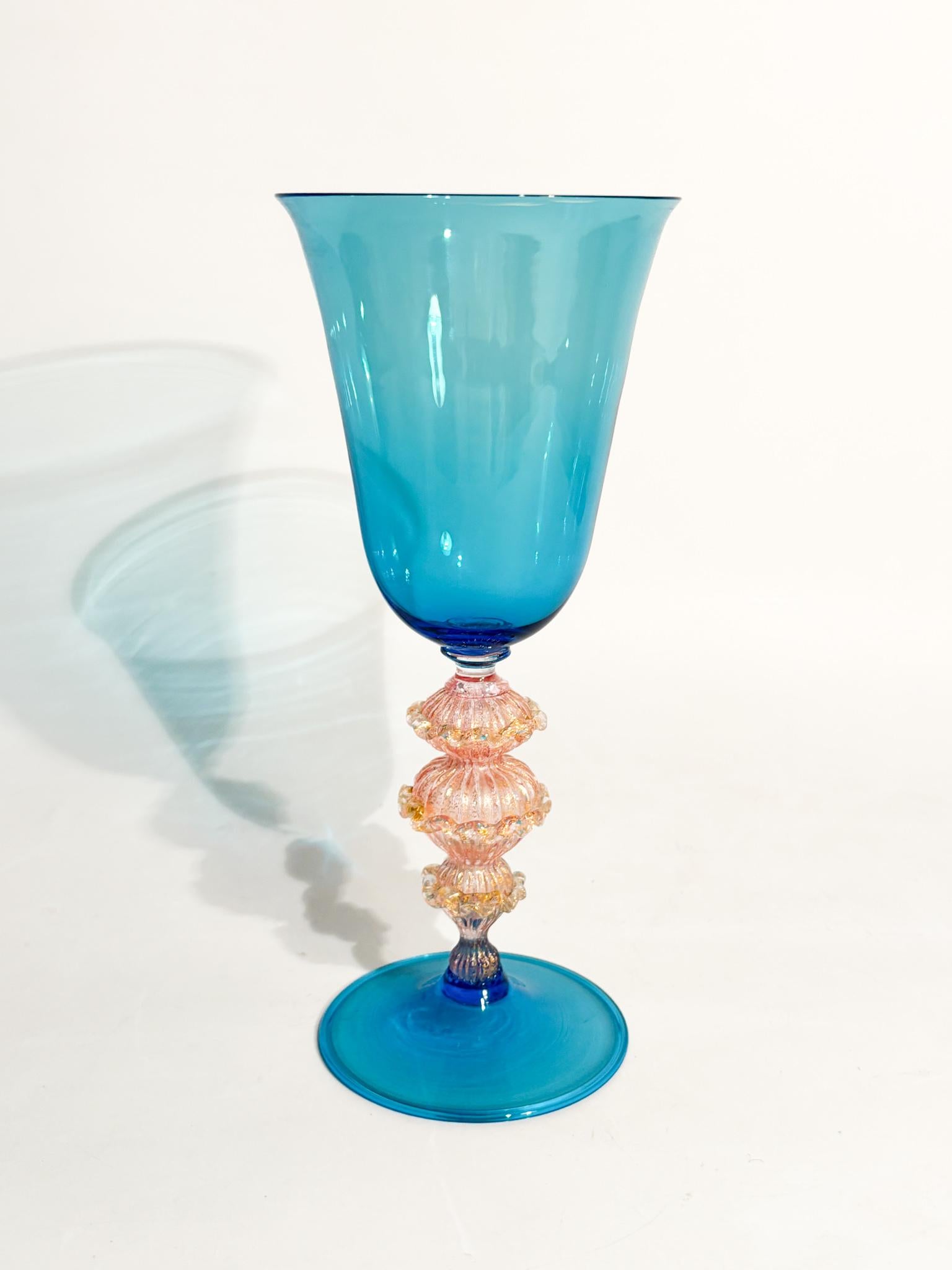 Gobelet en verre bleu de Murano soufflé à la main avec tige en feuille d'or, fabriqué dans les années 1970

Ø cm 9 h cm 21

Le verre de Murano est un type de verre d'art produit sur l'île de Murano, près de Venise, en Italie. Il est connu pour sa