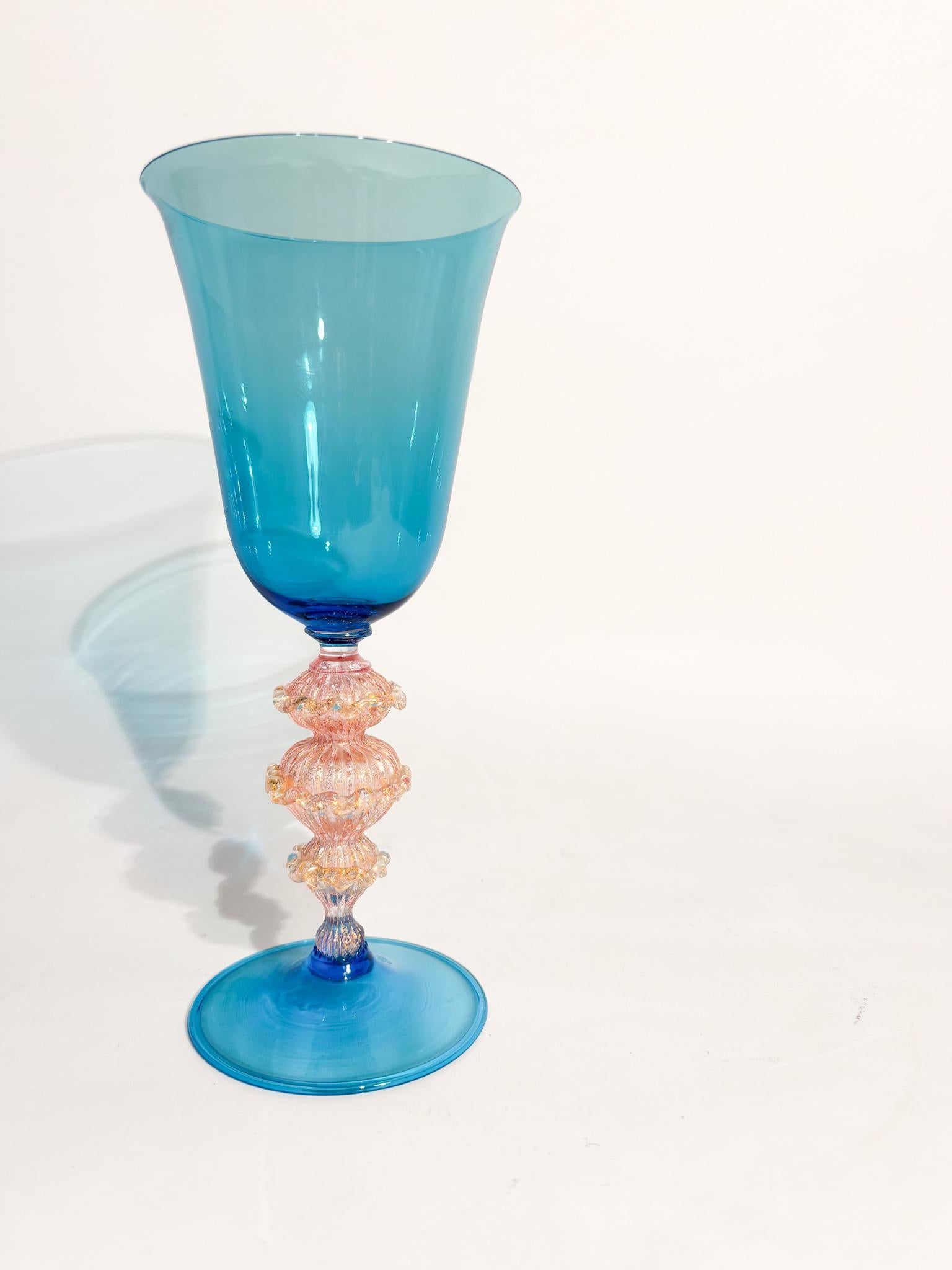 Mid-Century Modern Verre de Murano soufflé à la main Bleu clair avec feuilles d'or 1970 en vente