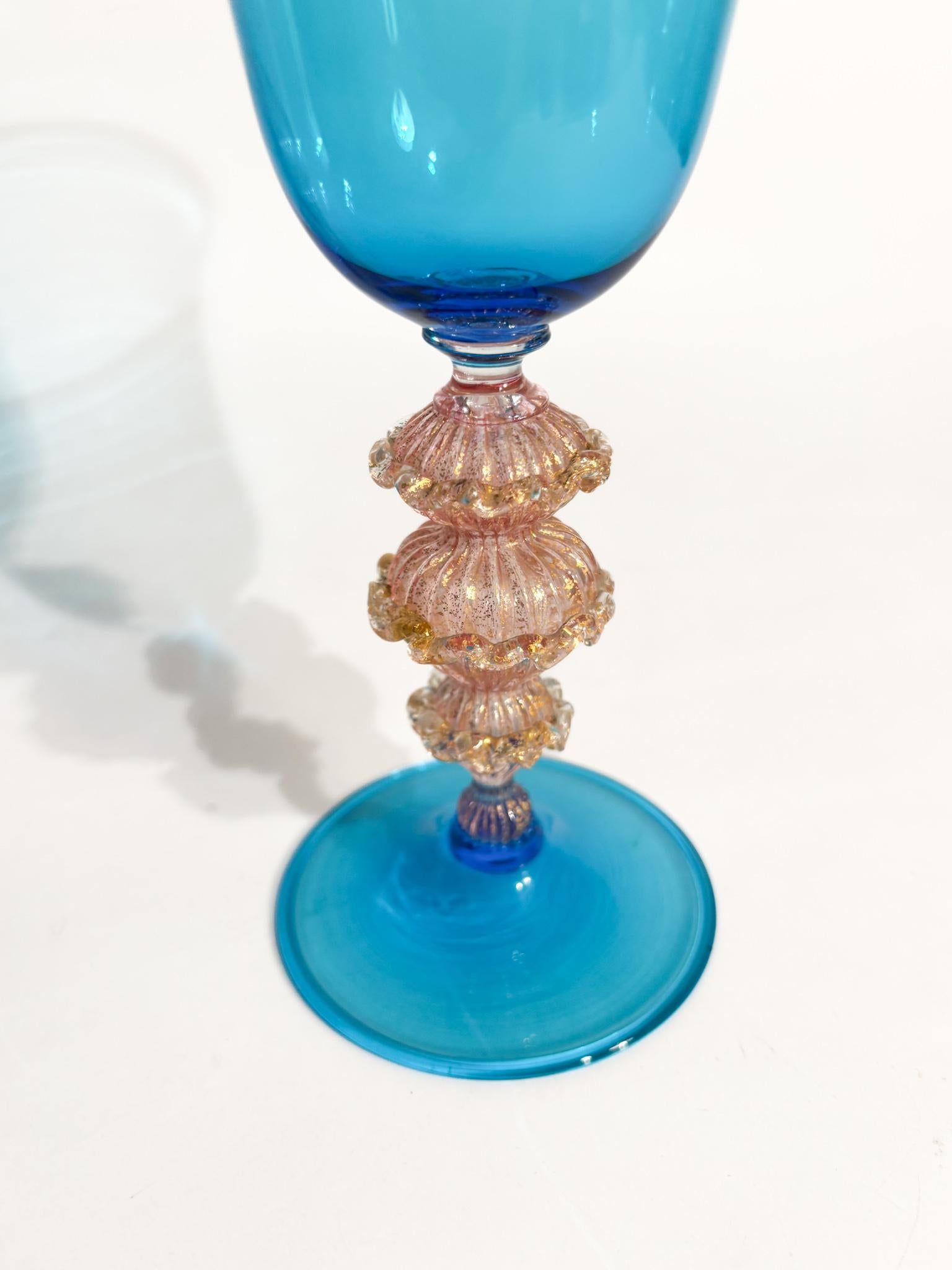Italian Verre de Murano soufflé à la main Bleu clair avec feuilles d'or 1970 en vente