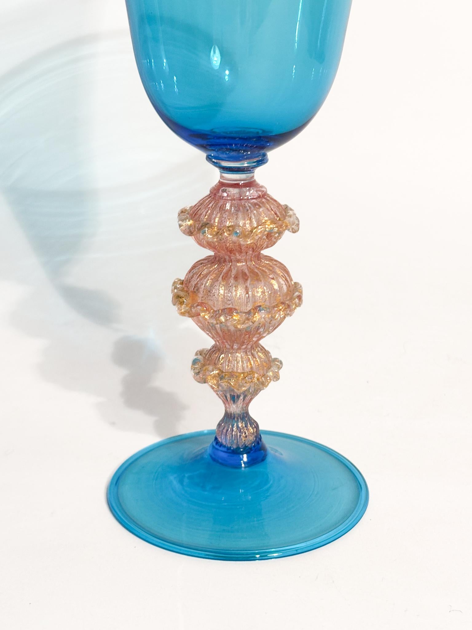 Late 20th Century Verre de Murano soufflé à la main Bleu clair avec feuilles d'or 1970 en vente