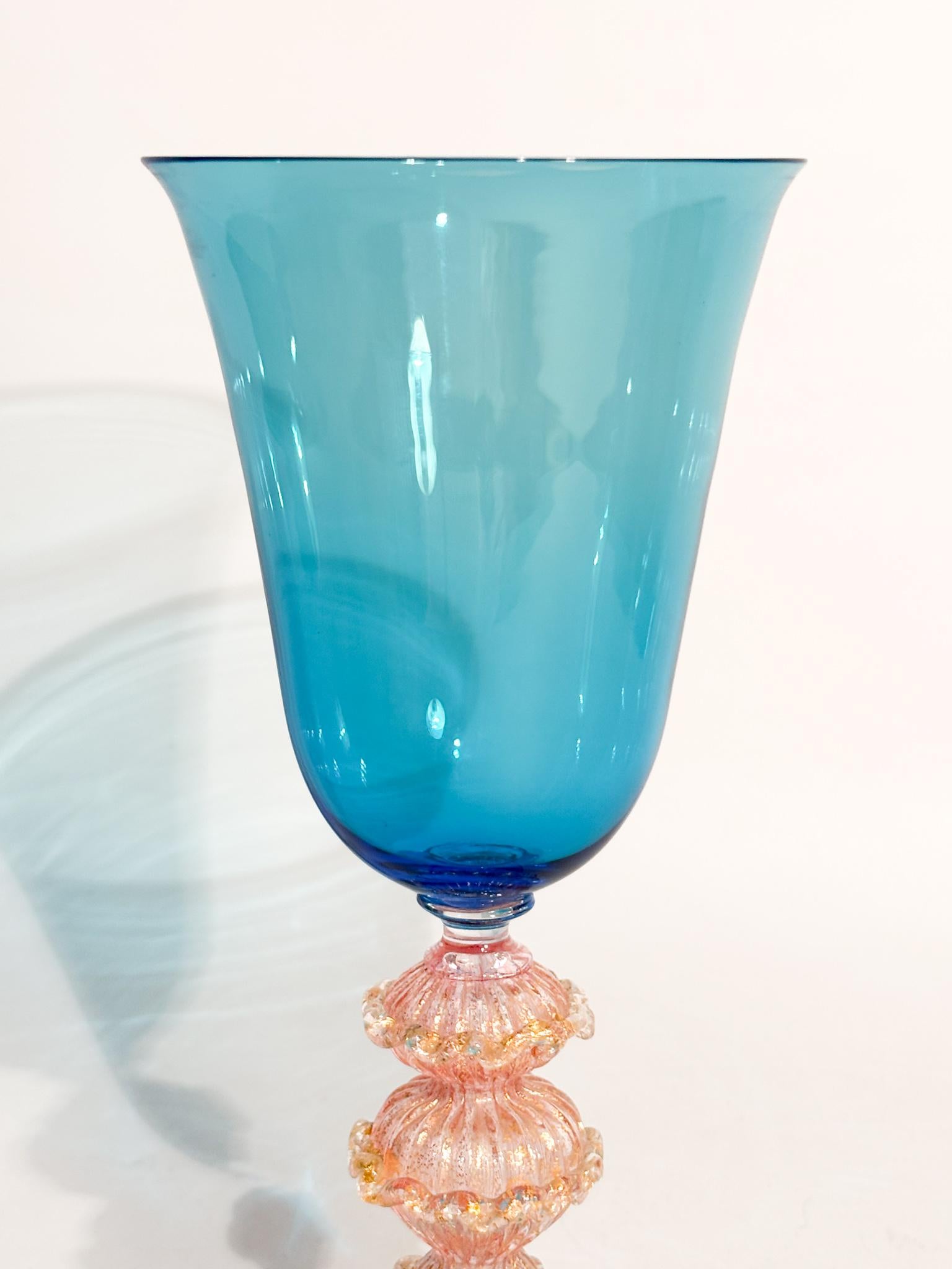 Verre de Murano soufflé à la main Bleu clair avec feuilles d'or 1970 en vente 1