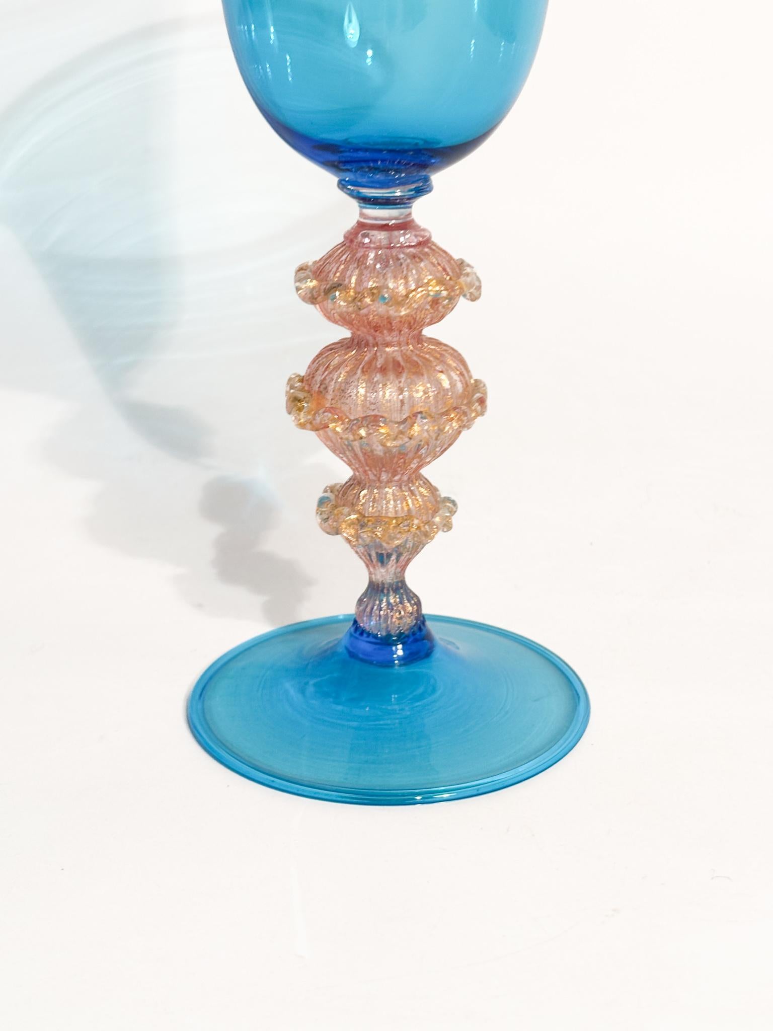 Verre de Murano soufflé à la main Bleu clair avec feuilles d'or 1970 en vente 2