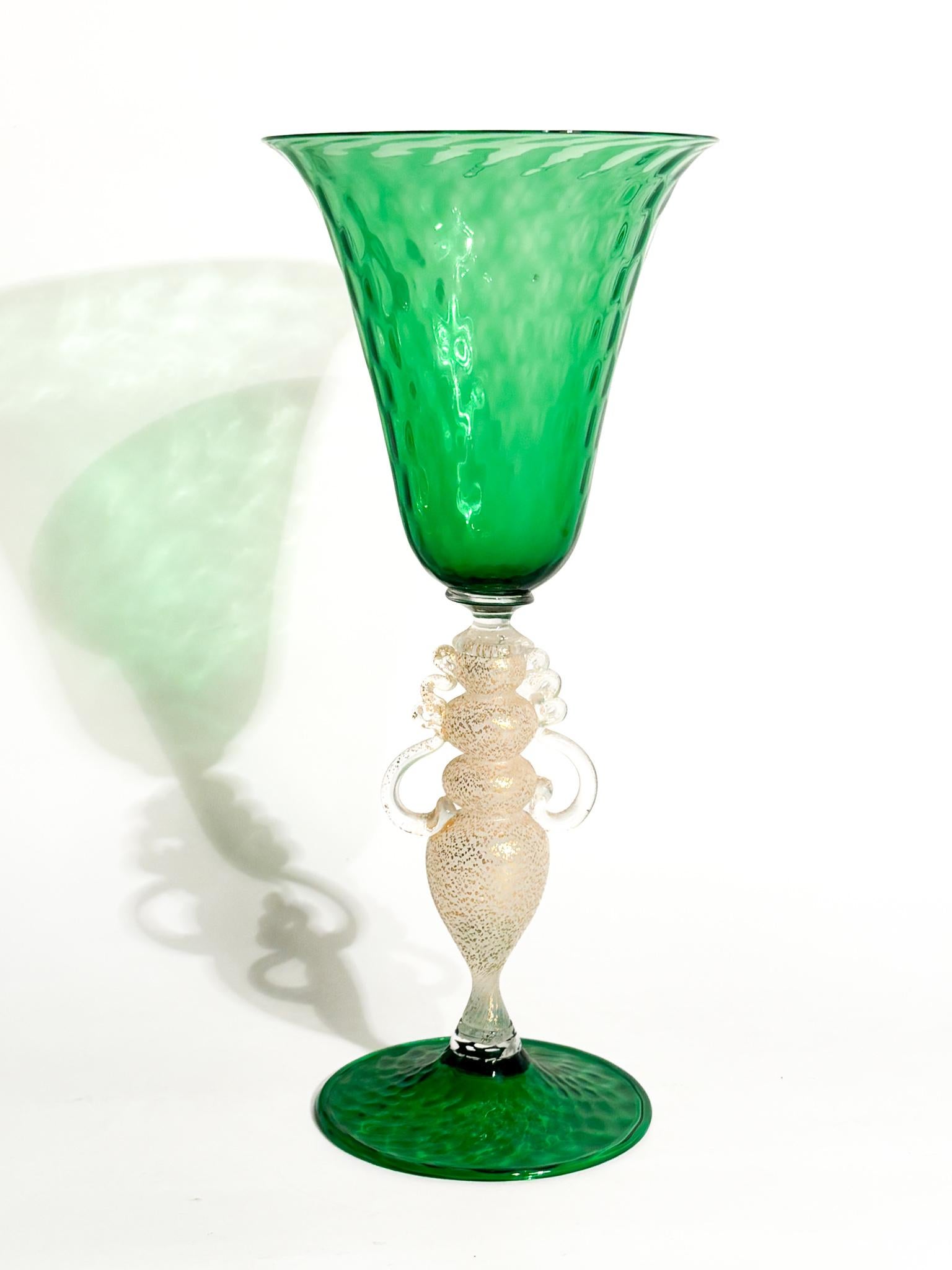 Gobelet en verre de Murano soufflé à la main Vert et feuille d'or 1970 en vente 3