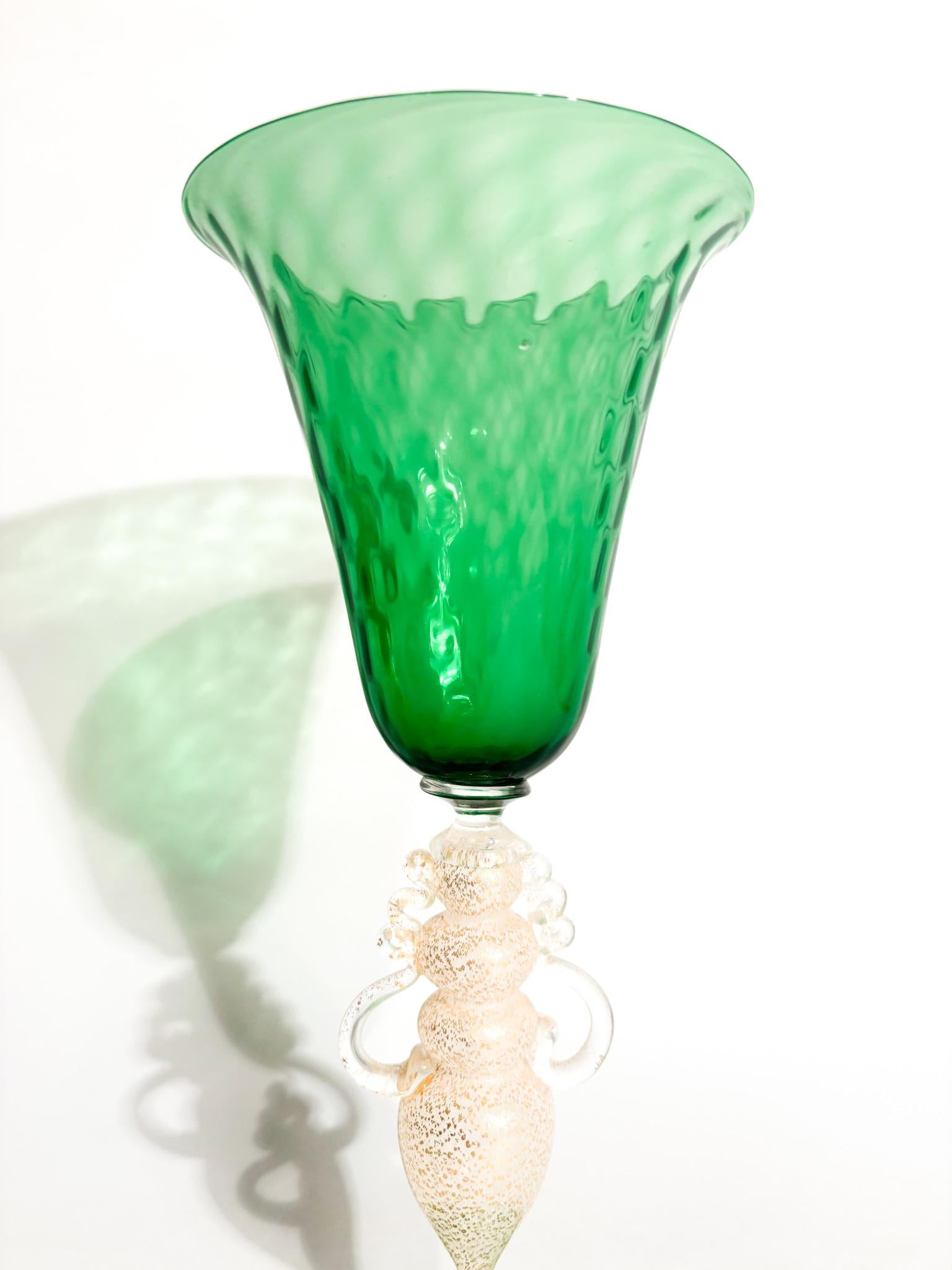 Mid-Century Modern Gobelet en verre de Murano soufflé à la main Vert et feuille d'or 1970 en vente