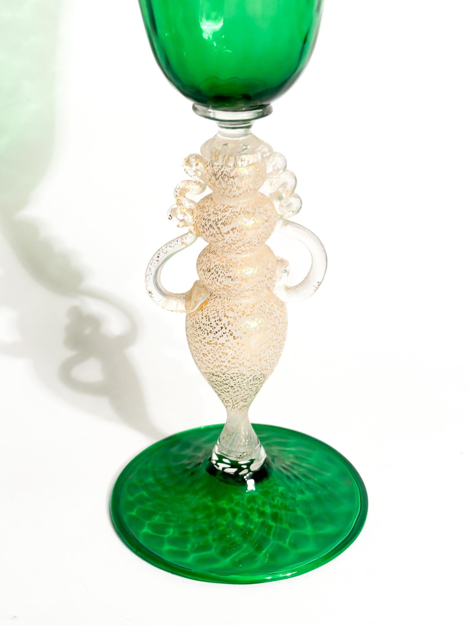 Italian Gobelet en verre de Murano soufflé �à la main Vert et feuille d'or 1970 en vente