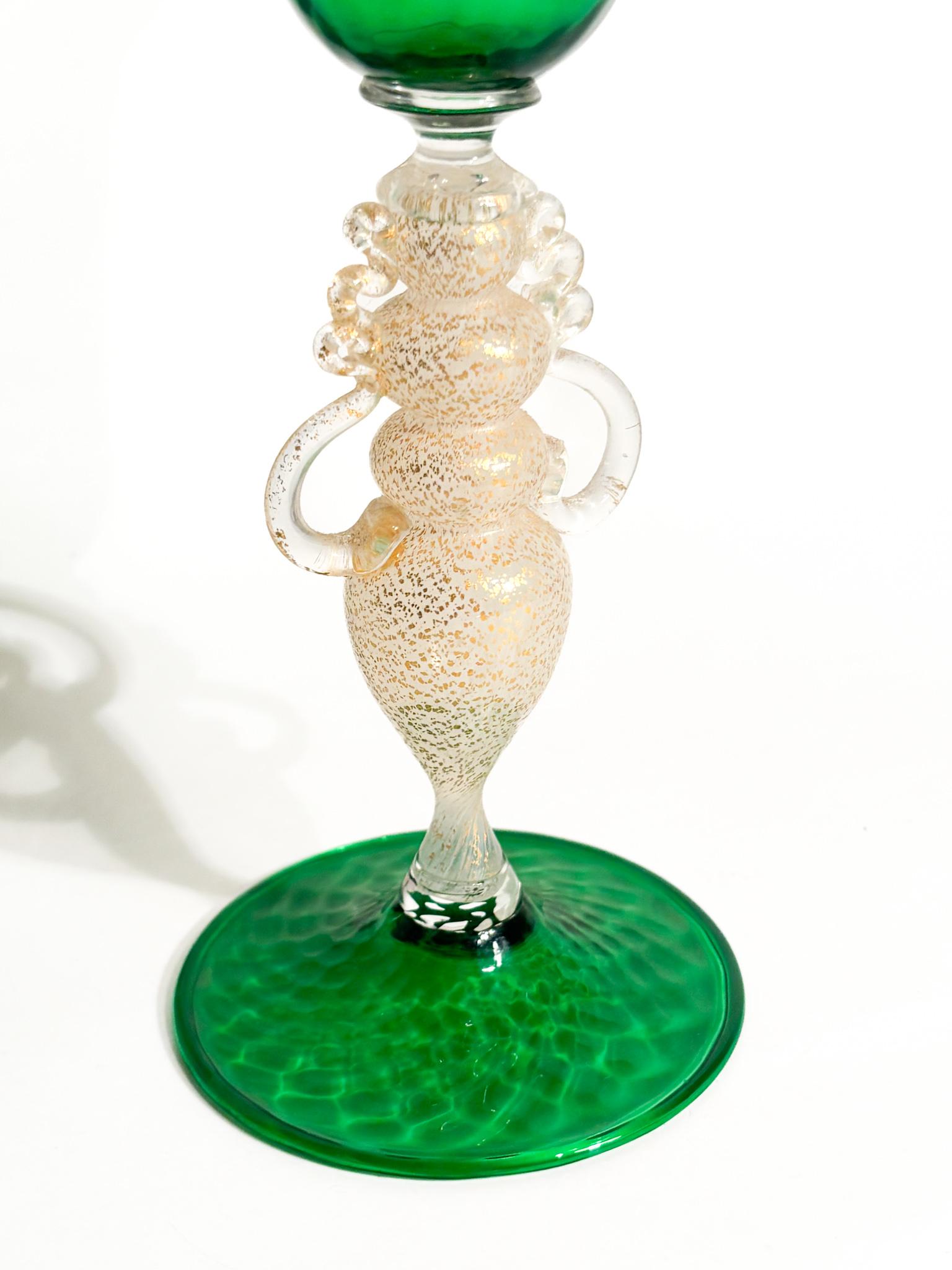 Late 20th Century Gobelet en verre de Murano soufflé à la main Vert et feuille d'or 1970 en vente