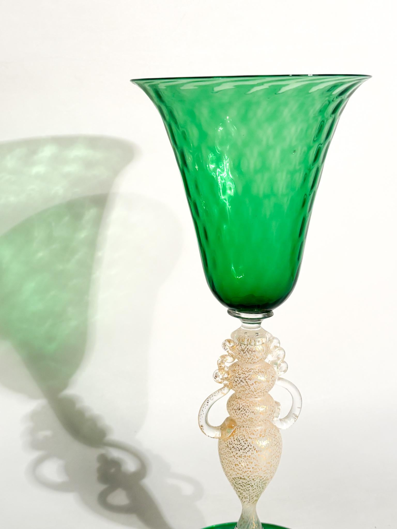 Verre de Murano Gobelet en verre de Murano soufflé à la main Vert et feuille d'or 1970 en vente