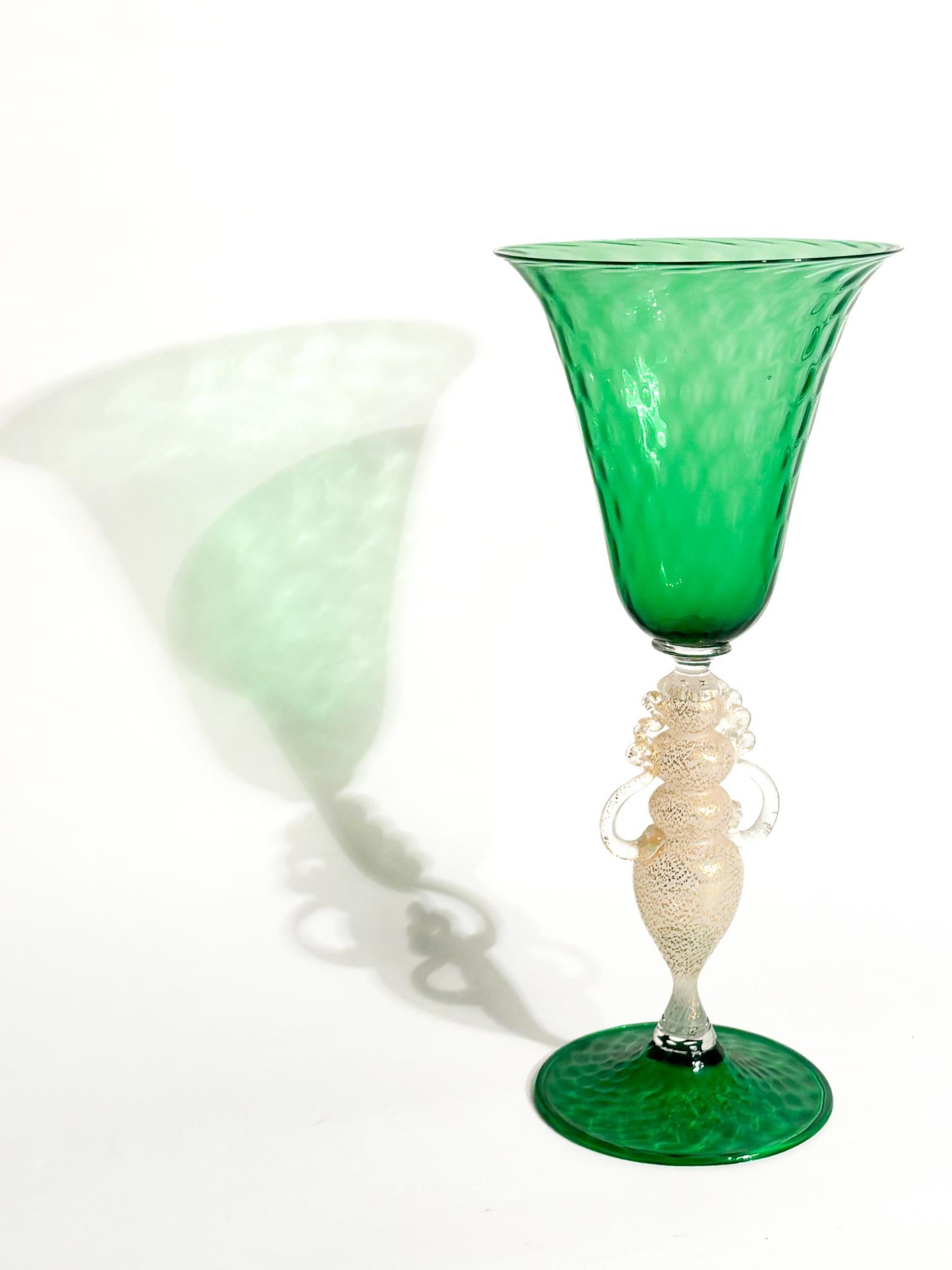 Gobelet en verre de Murano soufflé à la main Vert et feuille d'or 1970 en vente 1