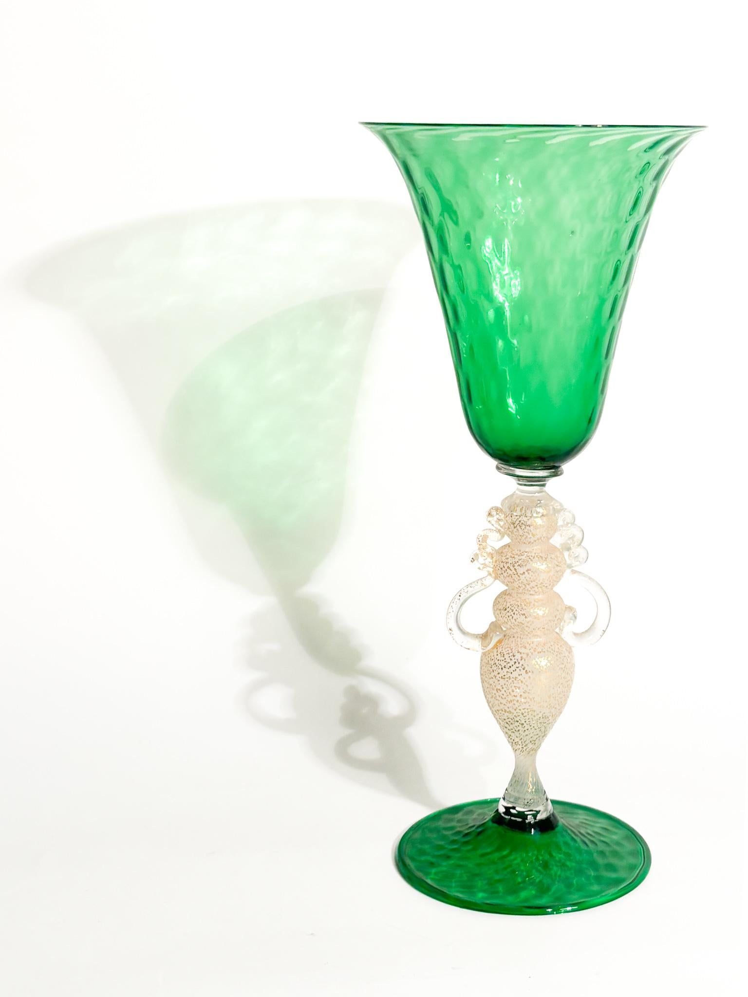 Gobelet en verre de Murano soufflé à la main Vert et feuille d'or 1970 en vente 2