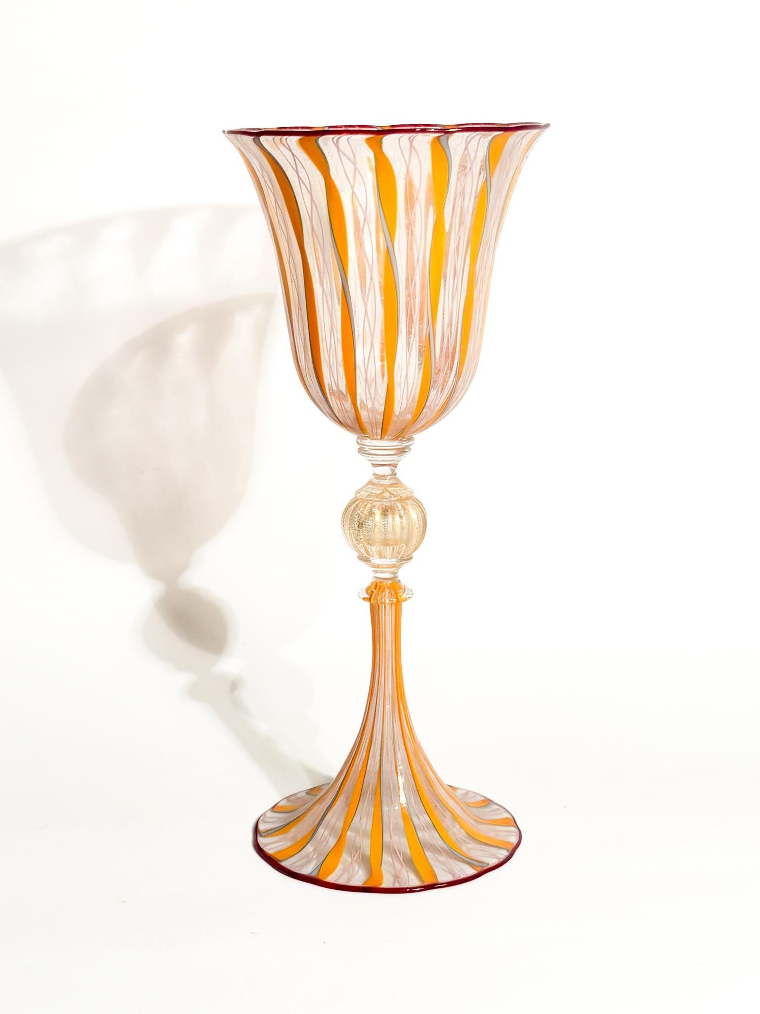 Coupe en verre de Murano soufflé à la main, travaillée en filigrane dans les années 1970

Ø cm 10 h cm 23,5

Le verre de Murano est un type de verre d'art produit sur l'île de Murano, près de Venise, en Italie. Il est connu pour sa beauté, sa