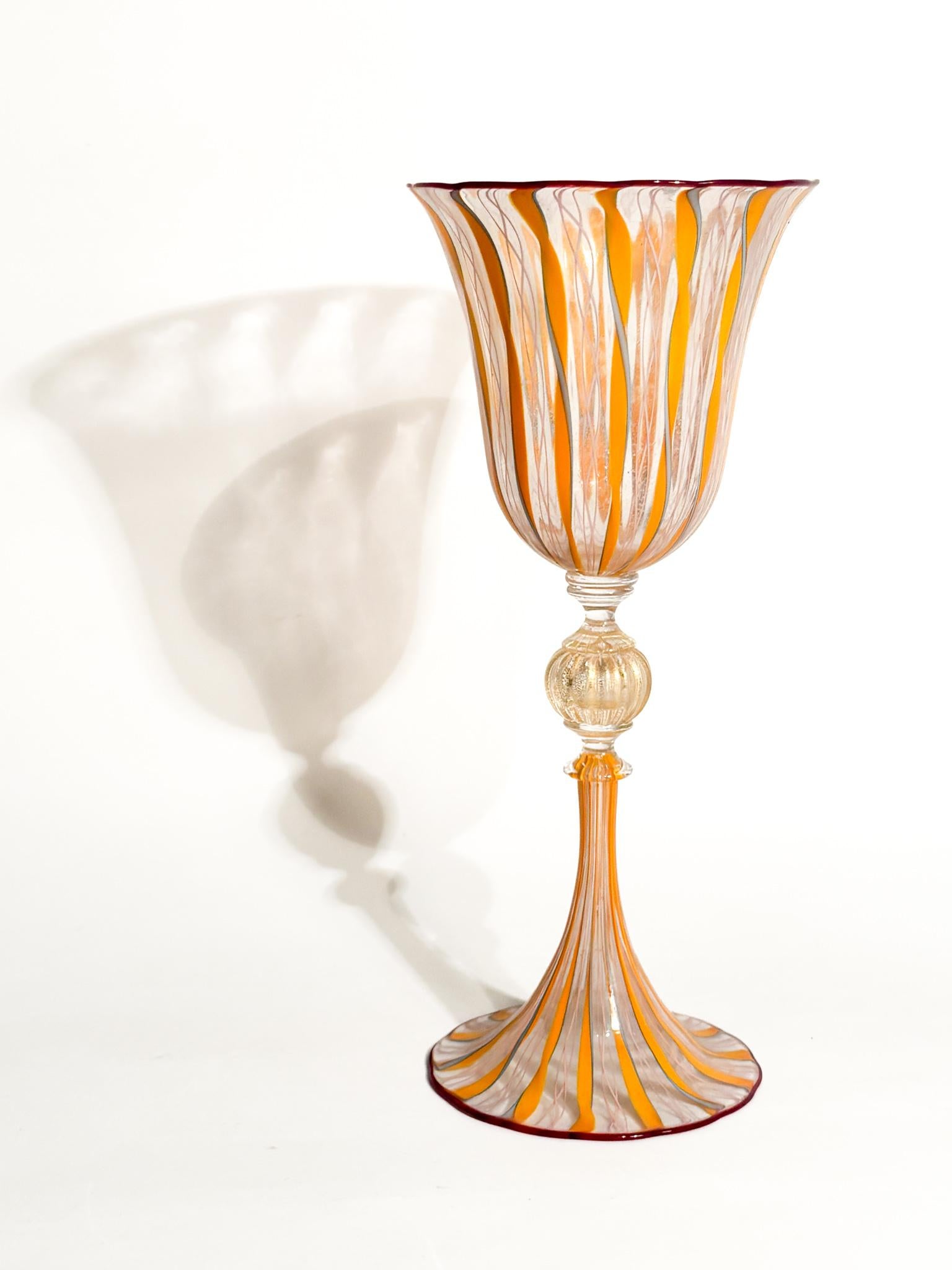 Mid-Century Modern Gobelet en verre soufflé de Murano avec travail filigrané 1970 en vente