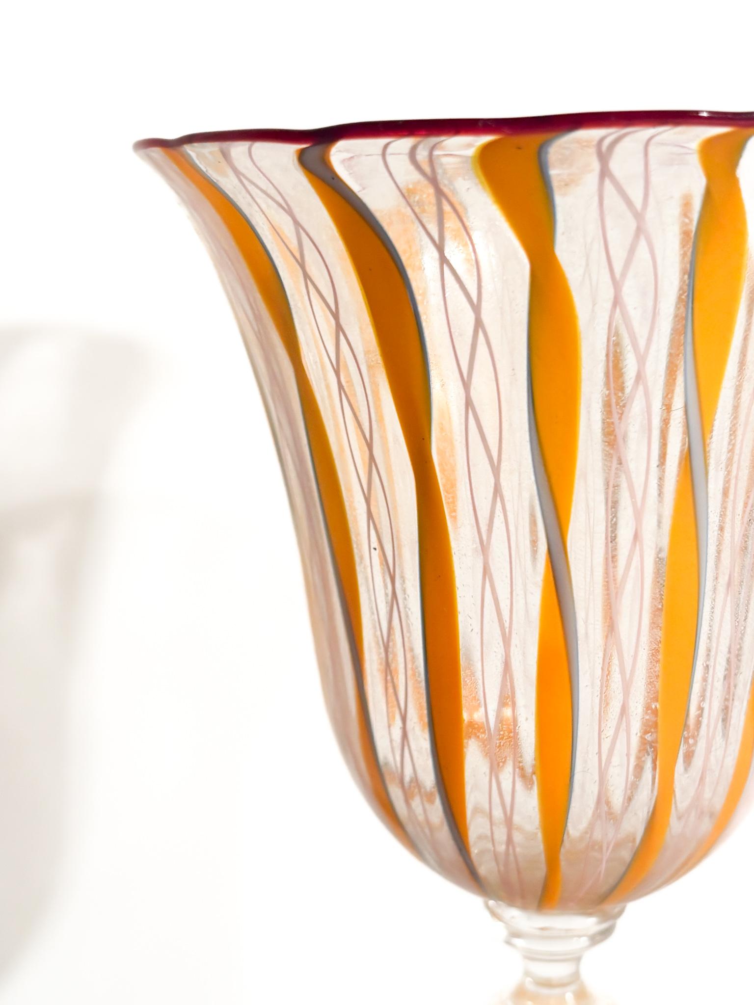 Late 20th Century Gobelet en verre soufflé de Murano avec travail filigrané 1970 en vente