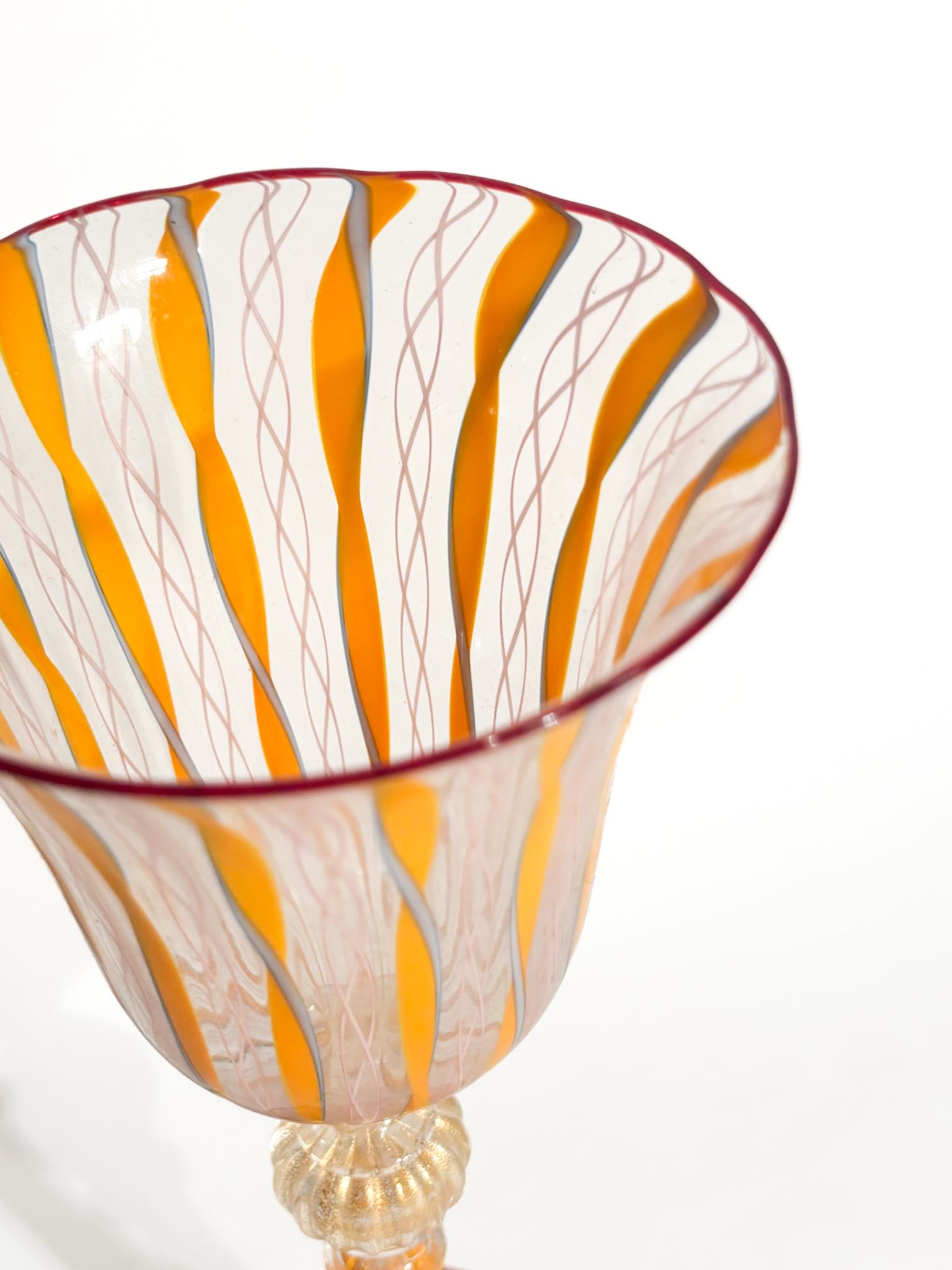 Gobelet en verre soufflé de Murano avec travail filigrané 1970 en vente 1