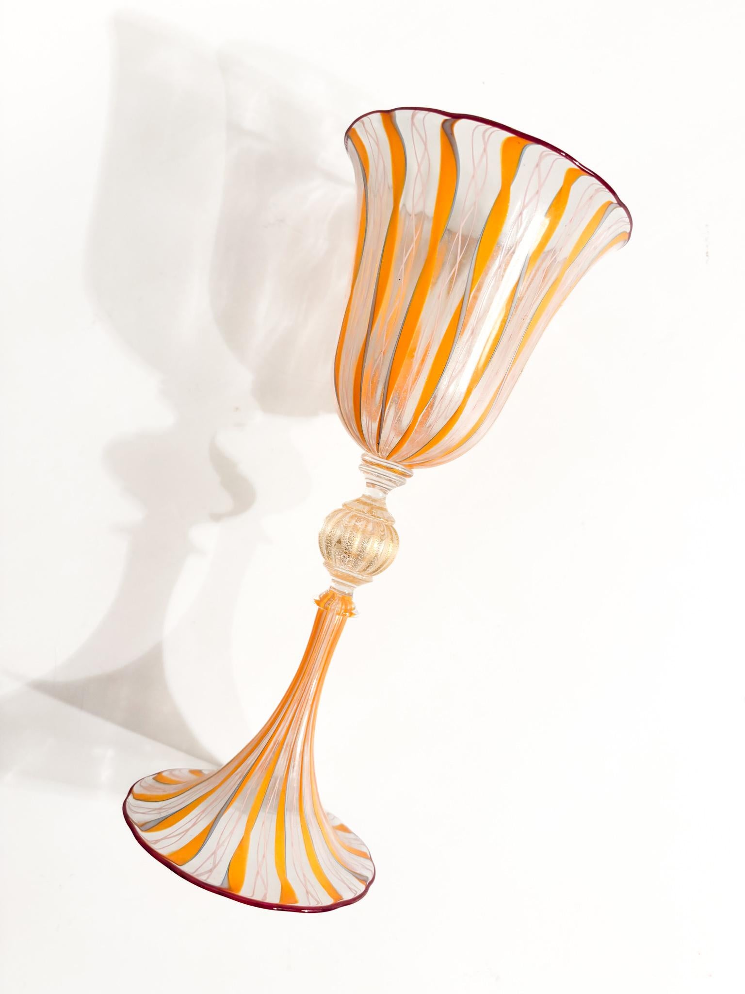 Gobelet en verre soufflé de Murano avec travail filigrané 1970 en vente 2