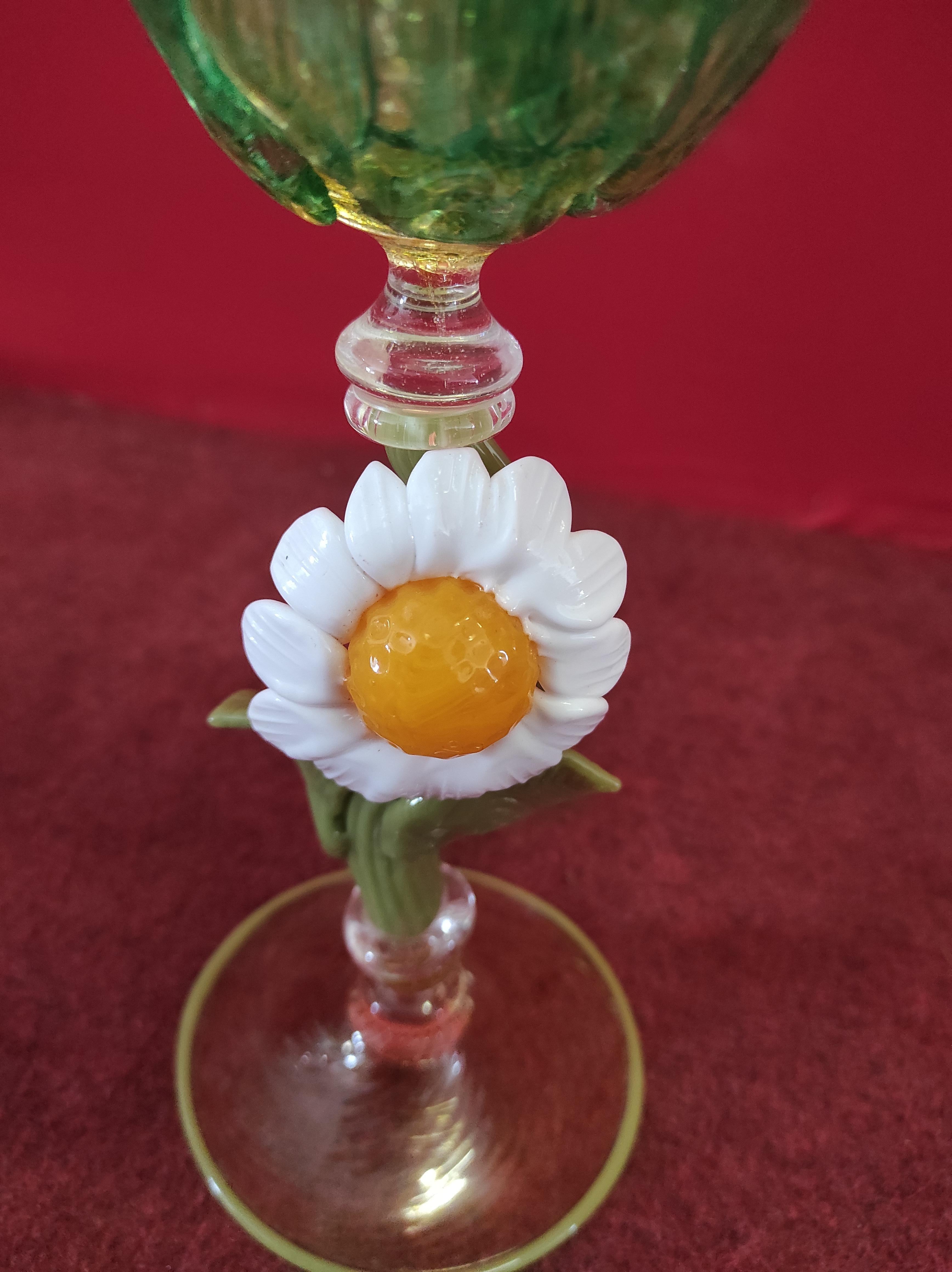 Murano blown glass goblet with sunflowers In Excellent Condition For Sale In Borgo Veneto, IT