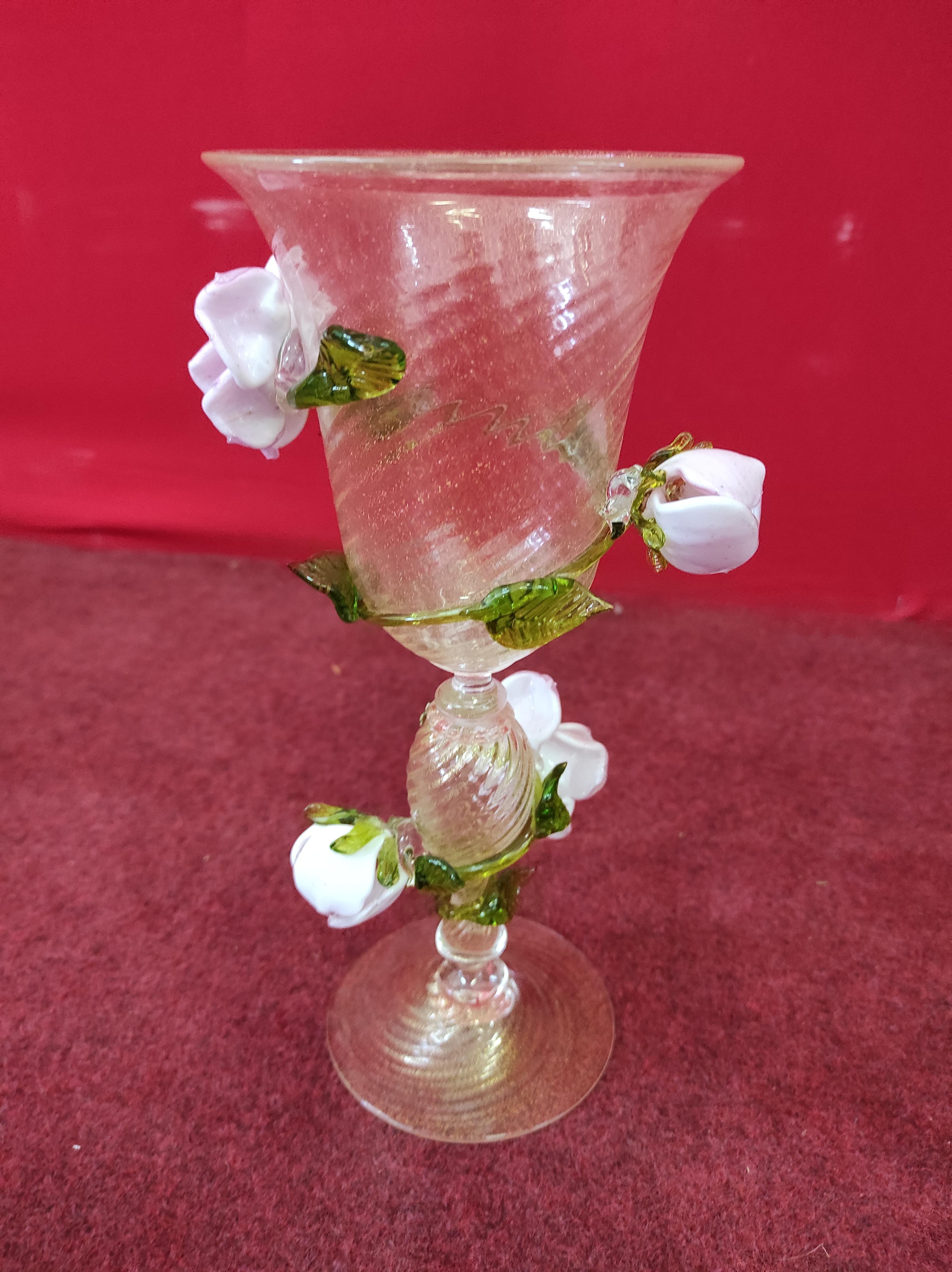 Modern Calice in Vetro Soffiato Di Murano Con Rose For Sale