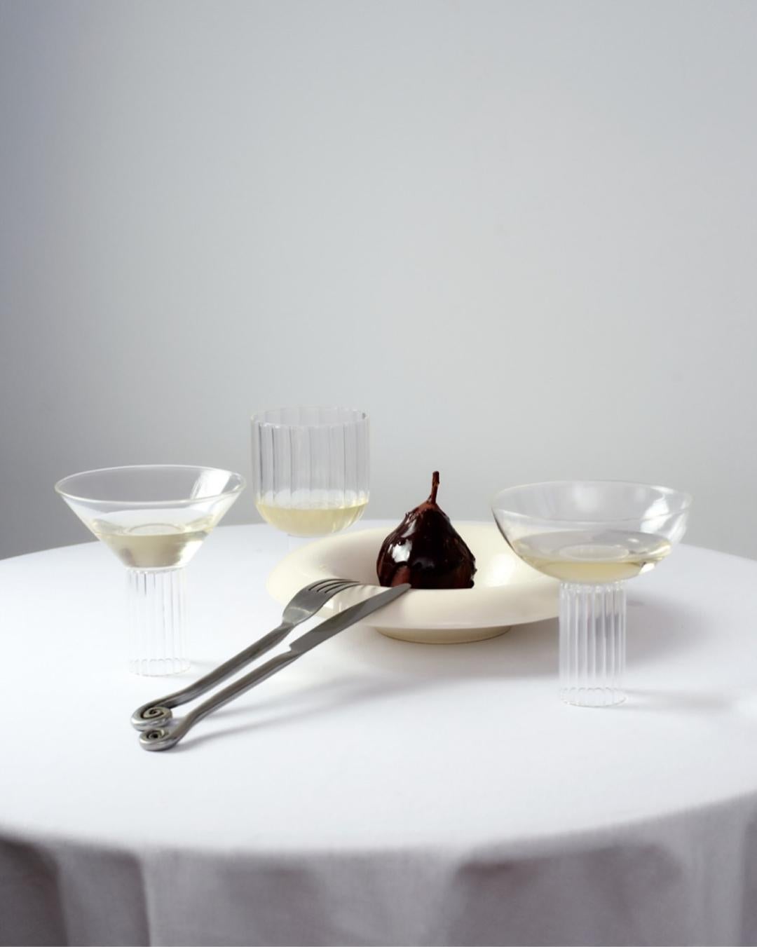 Les formes géométriques frappantes de CALICI MILANESI rappellent les joyaux architecturaux modernes de Milan. Chaque pièce est fabriquée à la main en Italie par des maîtres verriers qui utilisent du verre borosilicaté de haute qualité. 

Lavable au