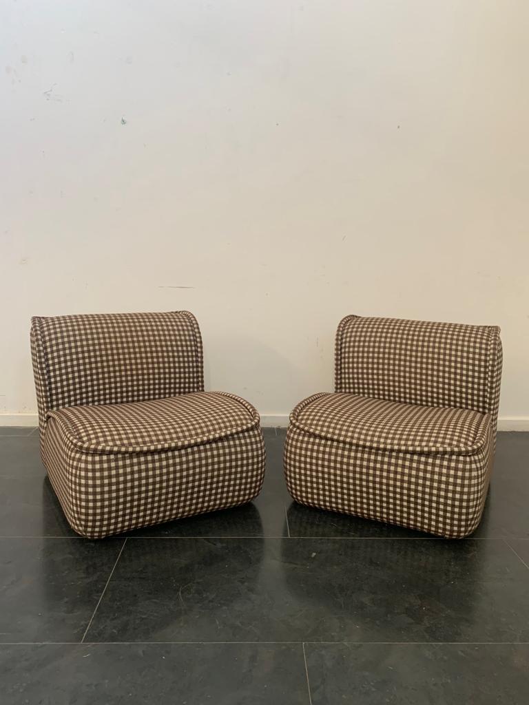 Paar Calida-Sessel von Giudici für Coim. 
Die Stücke werden dem oben genannten Designer/Hersteller zugeschrieben. Sie haben kein Zuordnungszeichen oder einen Echtheitsnachweis, sind aber in der Designgeschichte dokumentiert.
Die Verpackung mit