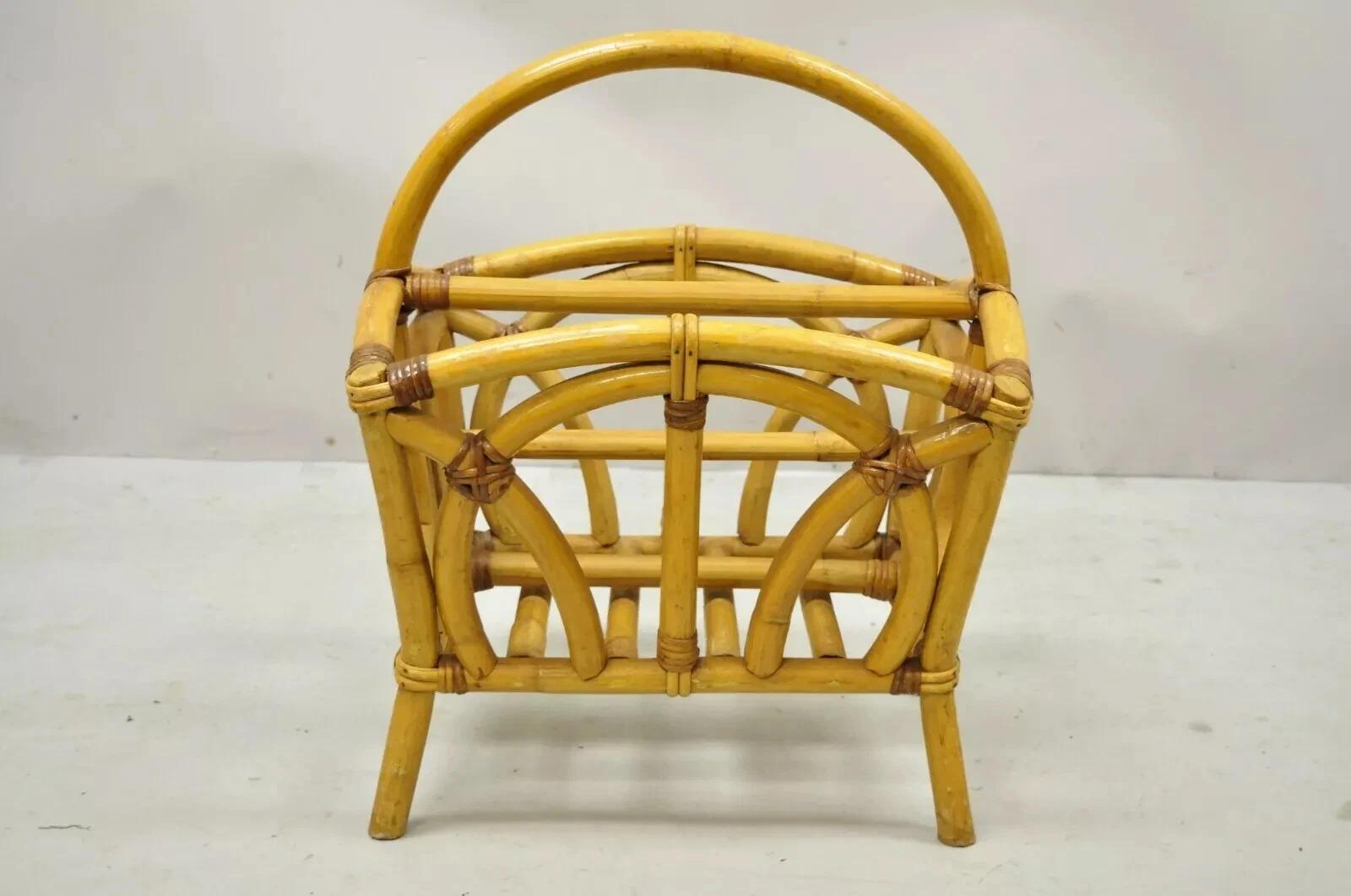 Portariviste vintage in rattan e bambù cinese Chippendale Boho Tiki (A) di Calif-Asia. L'articolo presenta l'etichetta originale e un'elegante forma scultorea. Circa metà del XX secolo. Misure: 20,5