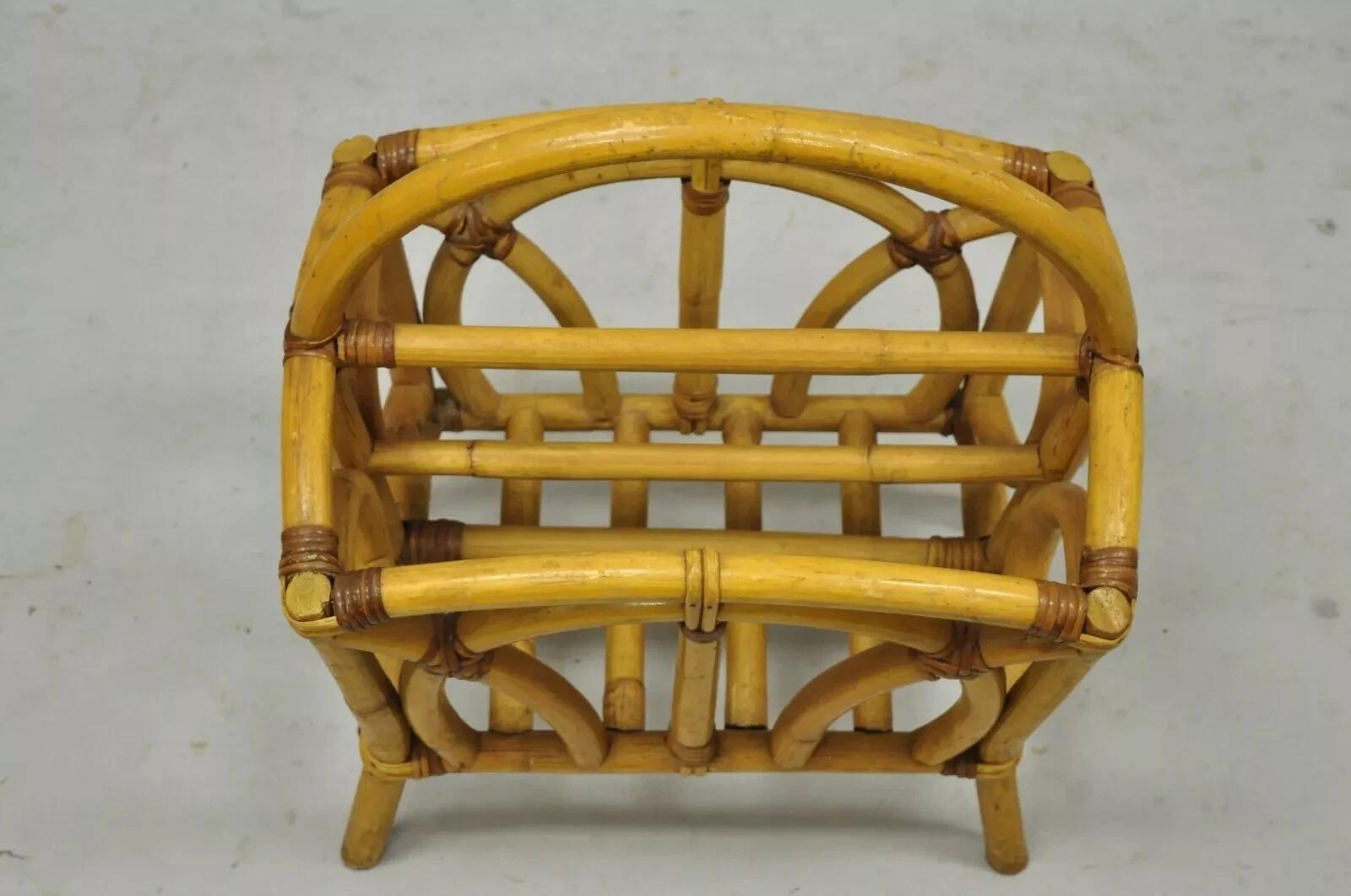 Hollywood Regency Asia Rattan Bamboo Cinese Chippendale Boho Tiki Portariviste (A) in vendita