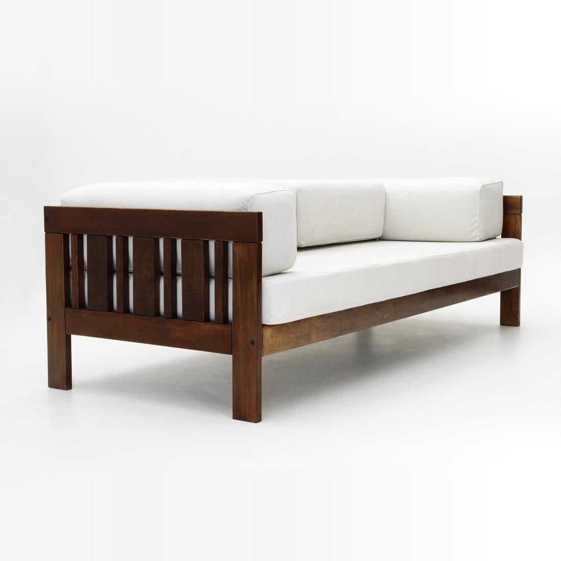 Sofa bed produced in the 1960s by Poltronova based on a project by Ettore Sottsass.
Structure in veneered wood.
Seat made up of padded mattress lined with new velvet fabric.
Back and armrests formed by rectangular shaped cushions lined with new