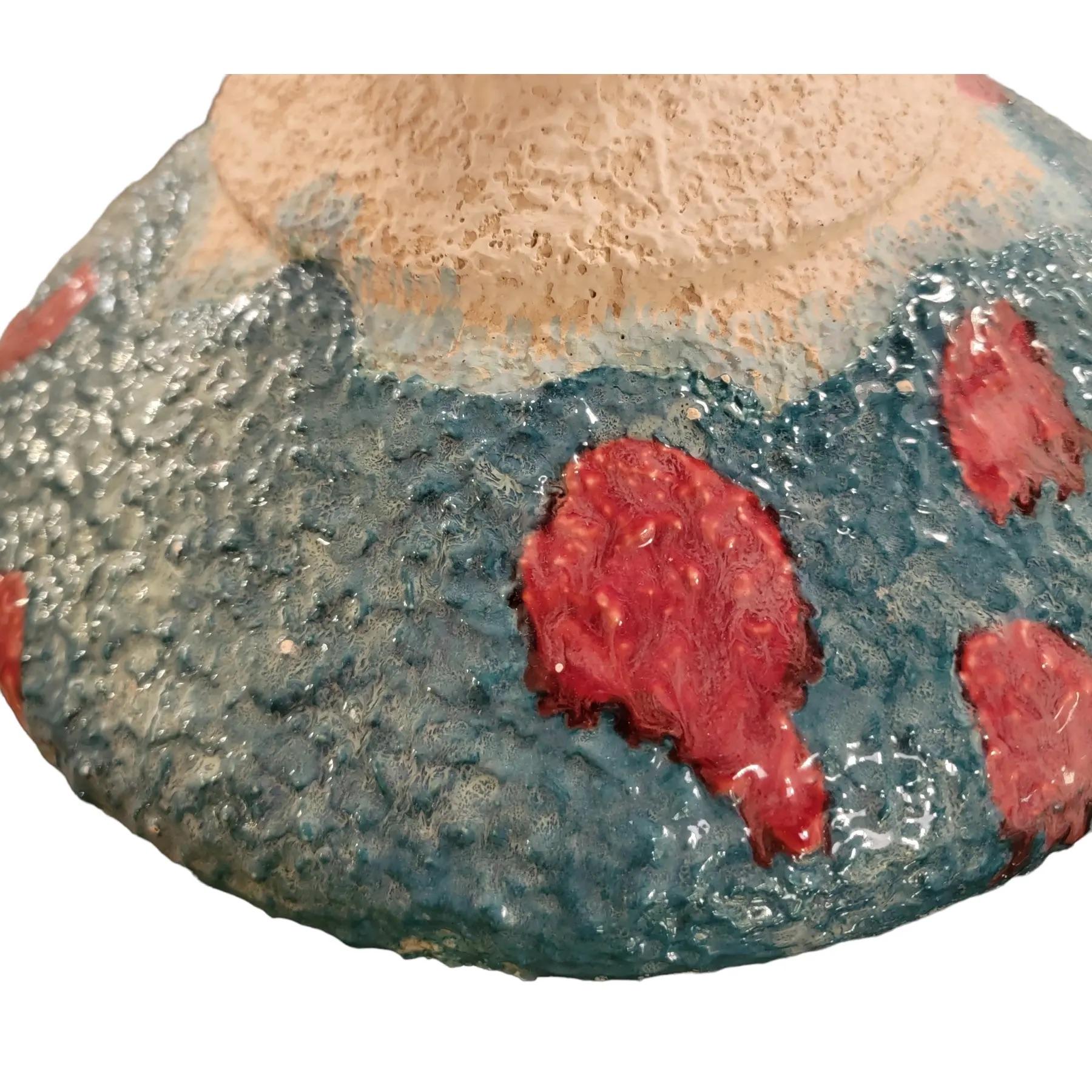 California Pottery smaltata degli anni '80. Colore bellissimo e grande stile. Lo sfondo beige del vaso offre una parete per far risaltare i colori.
