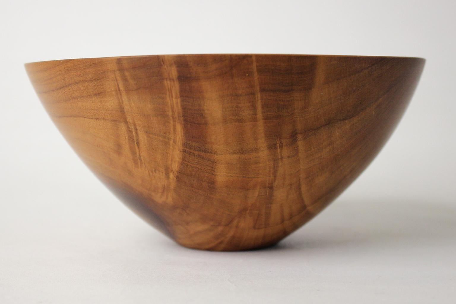 Great carved bowl by California Design artist, Bob Stocksdale. Signed on the bottom bye the artist. Made from Olive wood from Italy. Great design and form. In excellent shape. Measures 3