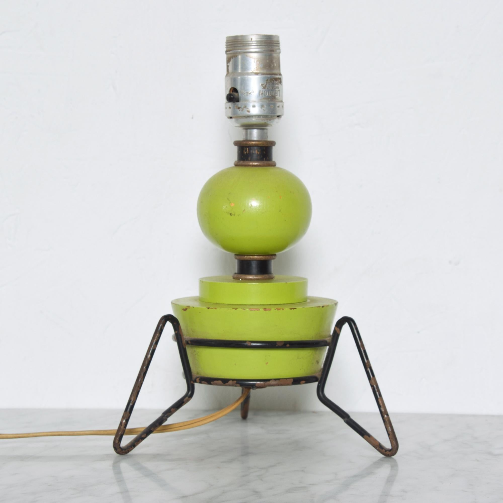 MCM California experimentation lighting in geometric wood form. Fabulous lime green color on a tripod iron base painted in black.
USA made circa the 1960s. Atomic design.
No label. Of Arthur Umanoff & Paul McCobb manner.
Measures: 9.5 tall (base