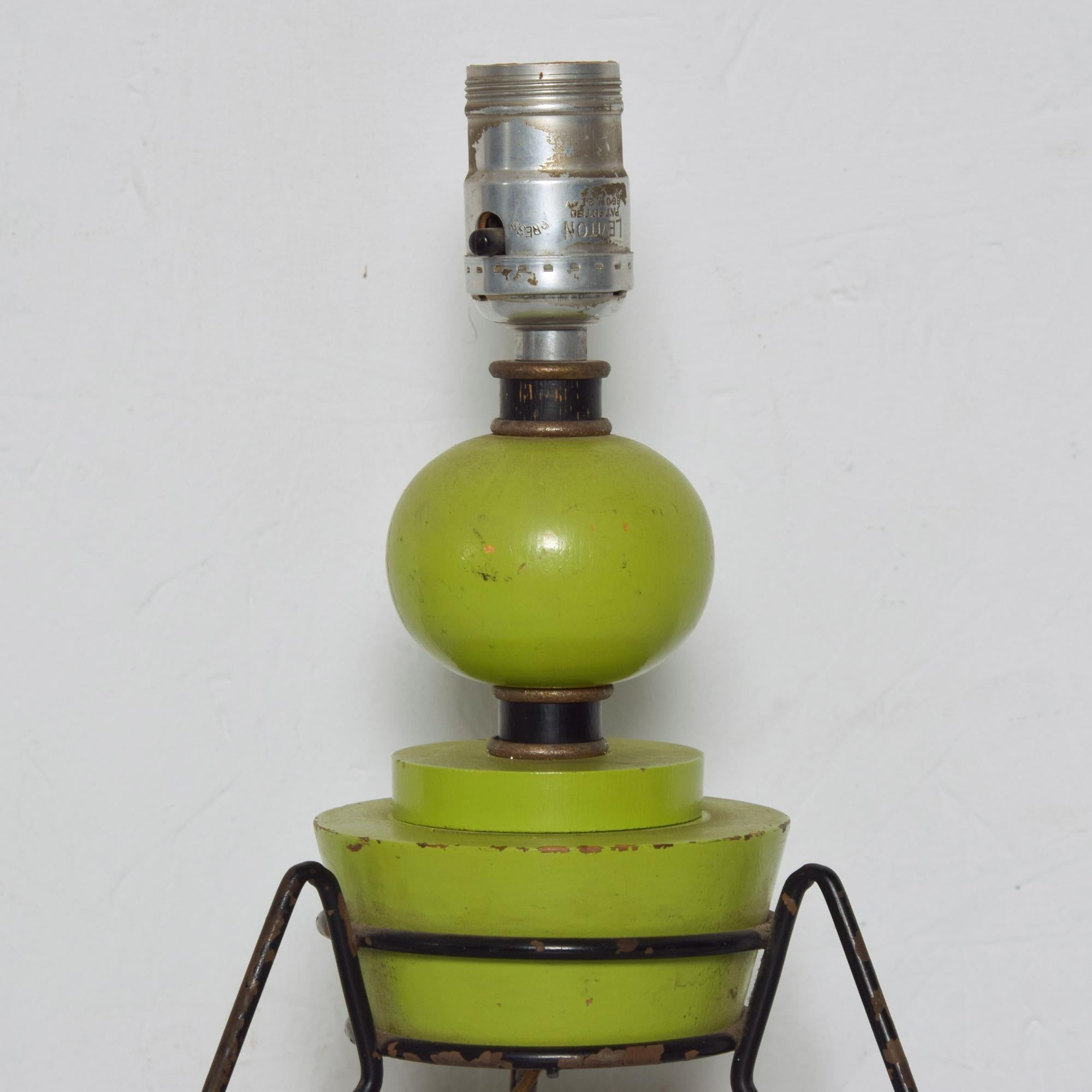 1960s California Atomic Lime Green Wood Table Lamp  In Good Condition In Chula Vista, CA