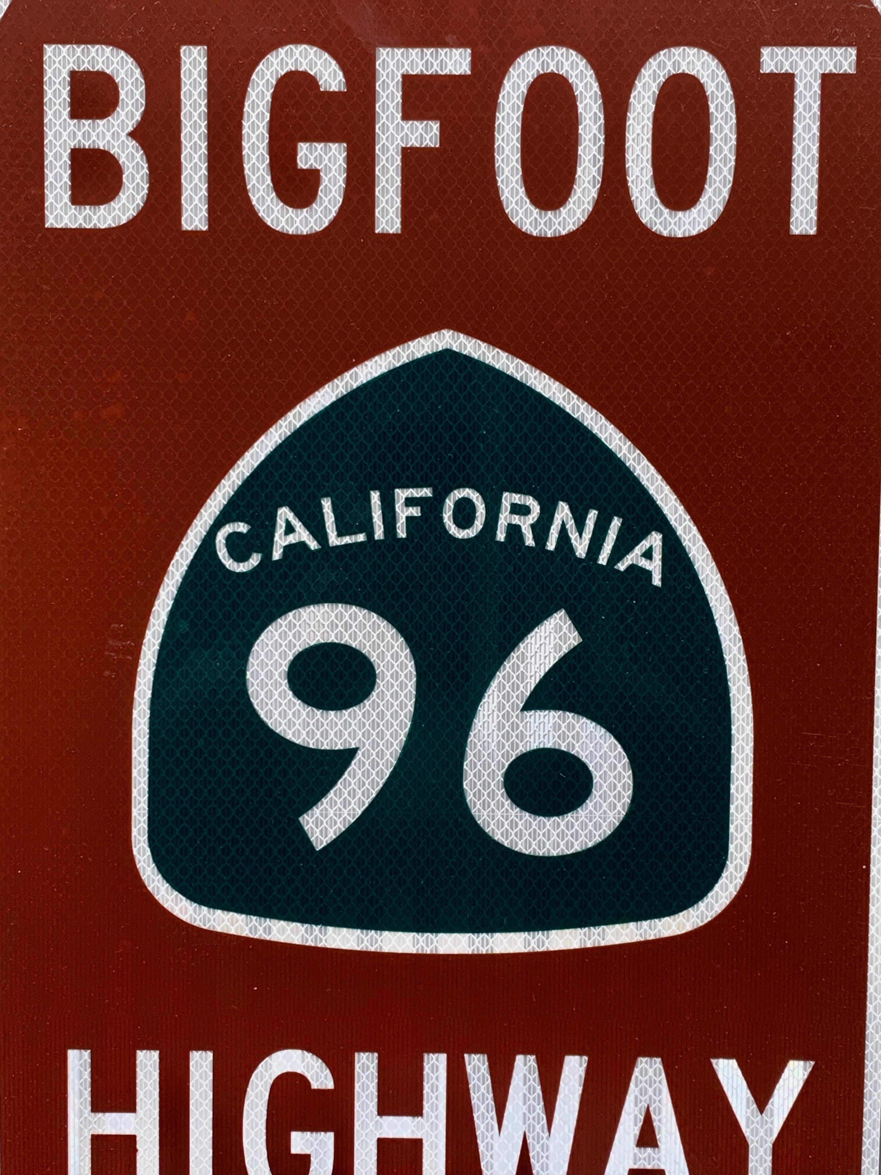 Authentique panneau routier de Californie. Bigfoot Highway dans le nord de la Californie sur la route 96. Authentique panneau routier, nouveau vieux stock. Une belle pièce de l'histoire du transport en Californie.
 