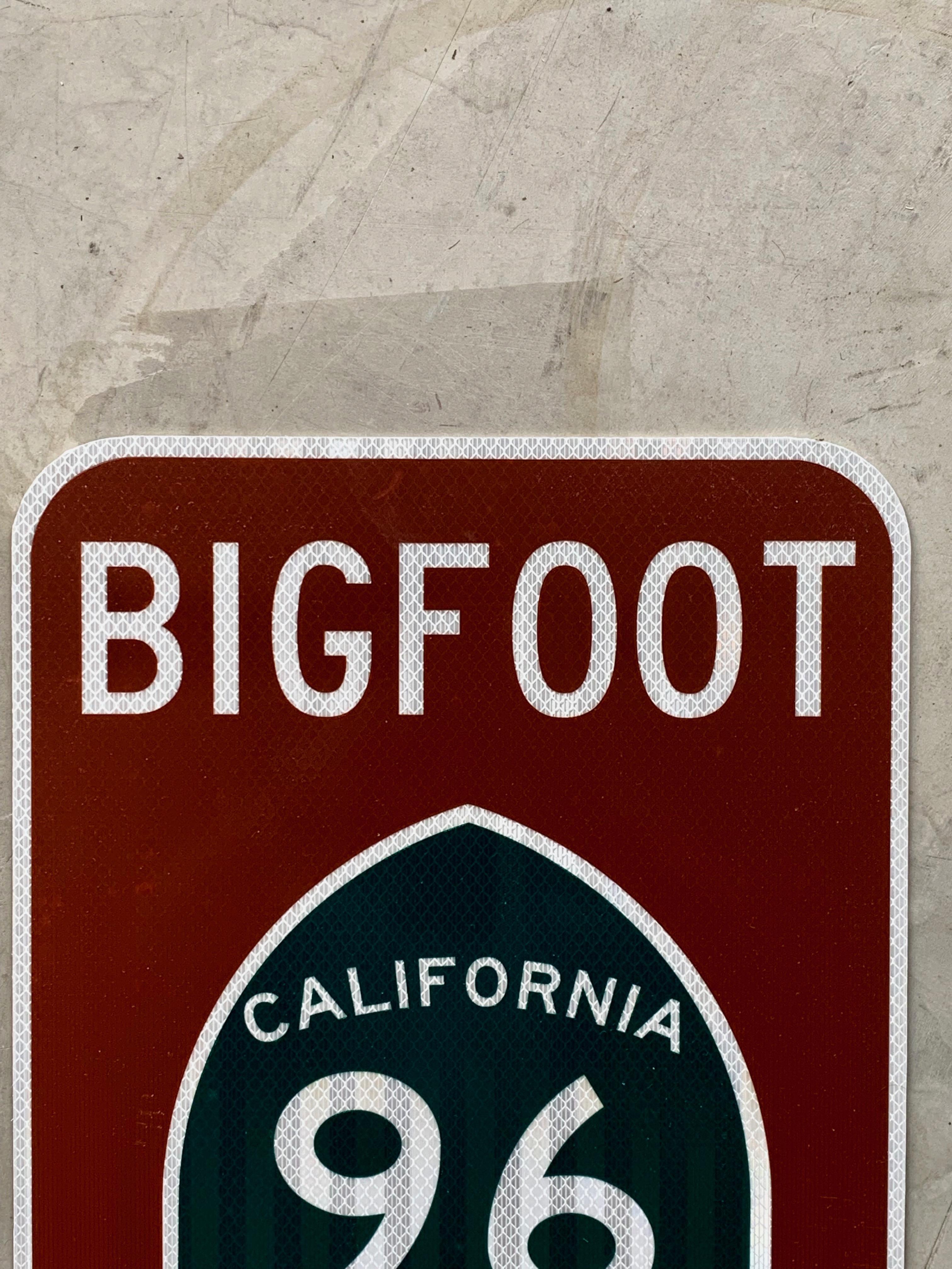 Kalifornien „BIGFOOT HIGHWAY“ Straßenschild im Zustand „Hervorragend“ im Angebot in Los Angeles, CA