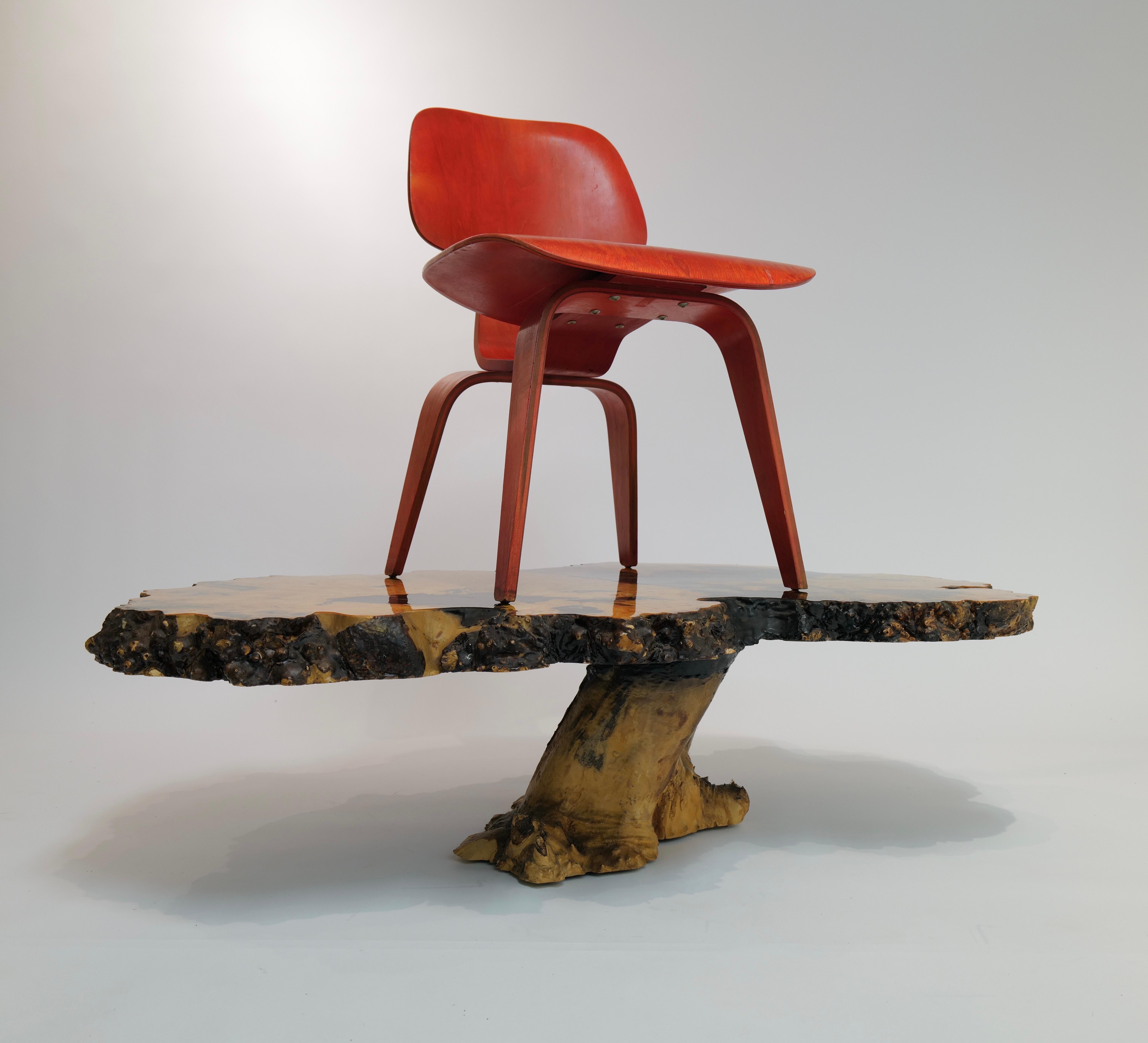 Bois Table de cocktail californienne Buckeye Burlwood par Mountain Craft, 1970 en vente