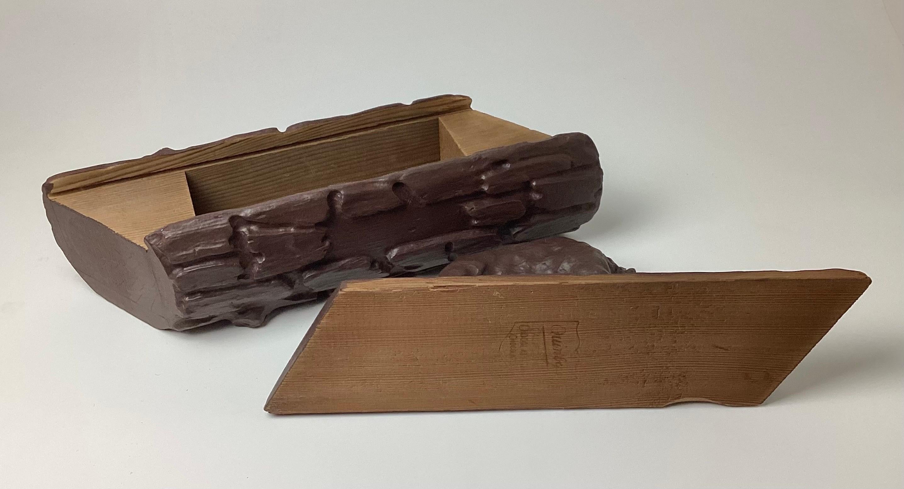 Handgeschnitzte kalifornische Schokoladenschachtel aus Holz mit Grizzly-Bär auf der Oberseite im Angebot 1
