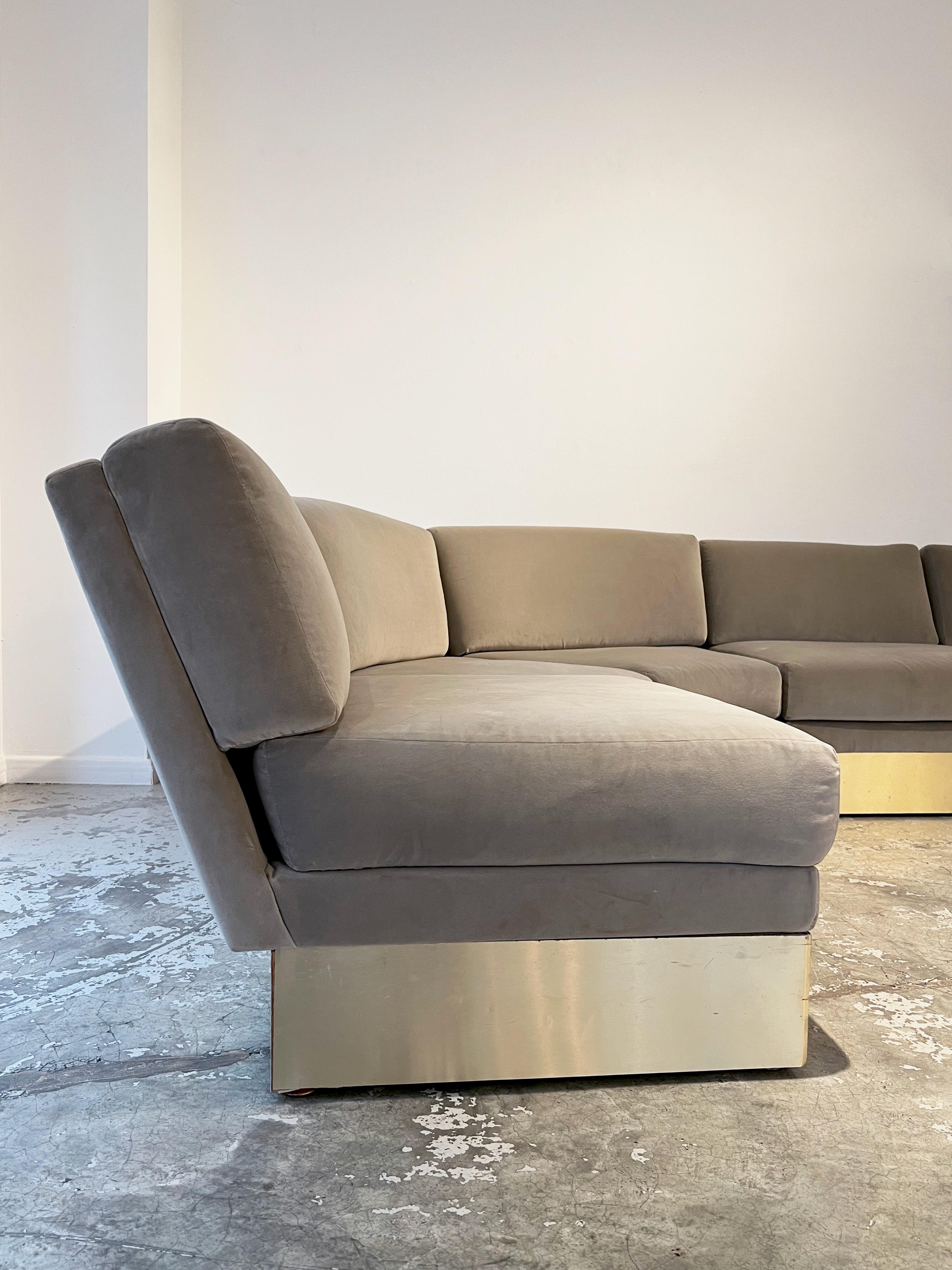 Le California Sofa, conçu par le designer parisien Jacques Charpentier, est un modèle astucieux composé de deux modules d'angle et de trois modules individuels. Ce canapé a été introduit sur le marché en 1970 par la Flat Gallery à Paris et à