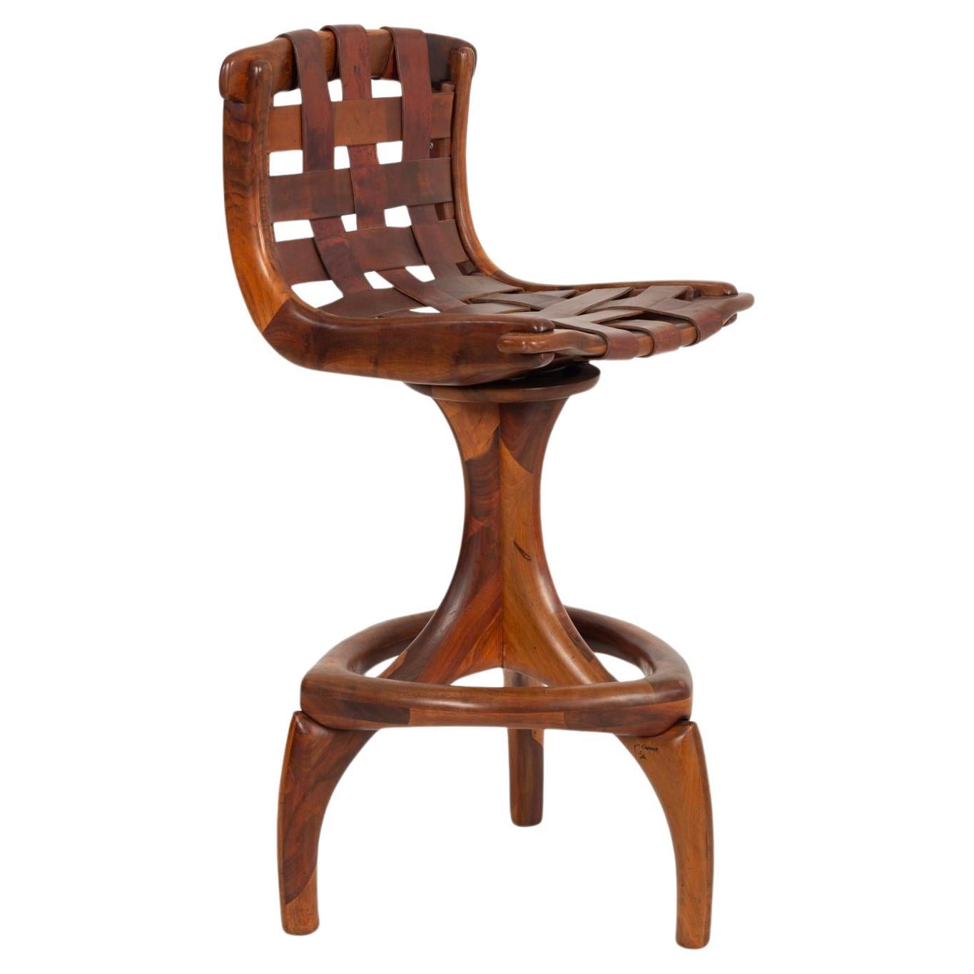 California Craft Arthur Espenet Carpenter Taburete de mostrador de tres patas en nogal