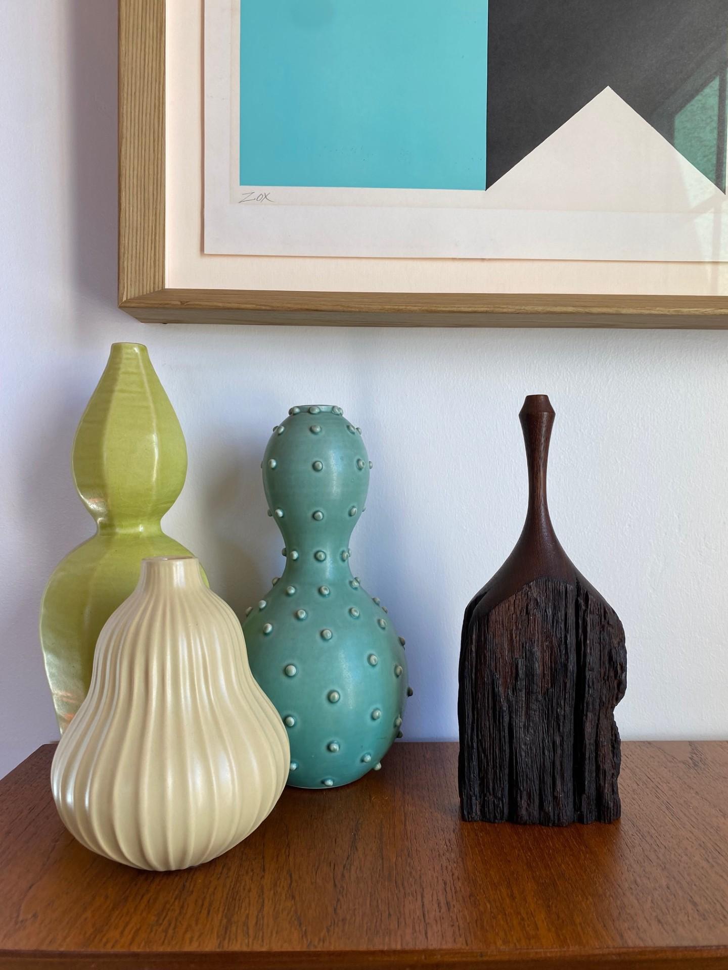 Vaso asimmetrico moderno californiano realizzato a mano.  Legno vintage bello e scultoreo. Un pezzo incredibilmente unico che ha lo scopo di essere un'opera d'arte funzionale che mantiene gli elementi del materiale, trasudando grazia e artigianalità