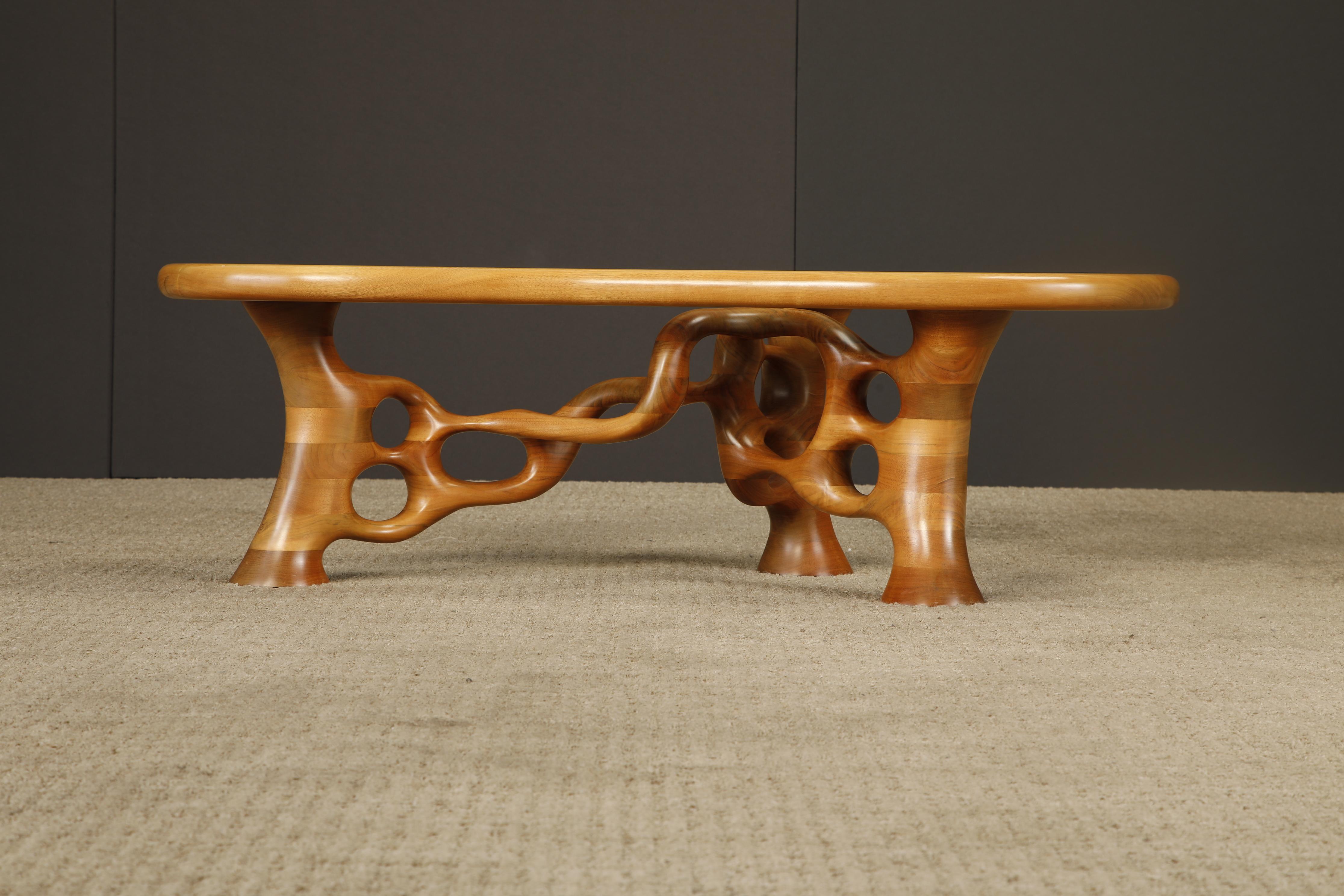 Presentamos una hipnotizante mesa de centro de forma libre, obra del artesano californiano Craig Lauterbach, firmada y fechada en 1980.

Esta pieza única encarna el movimiento Studio Craft estadounidense, y muestra el estilo característico de