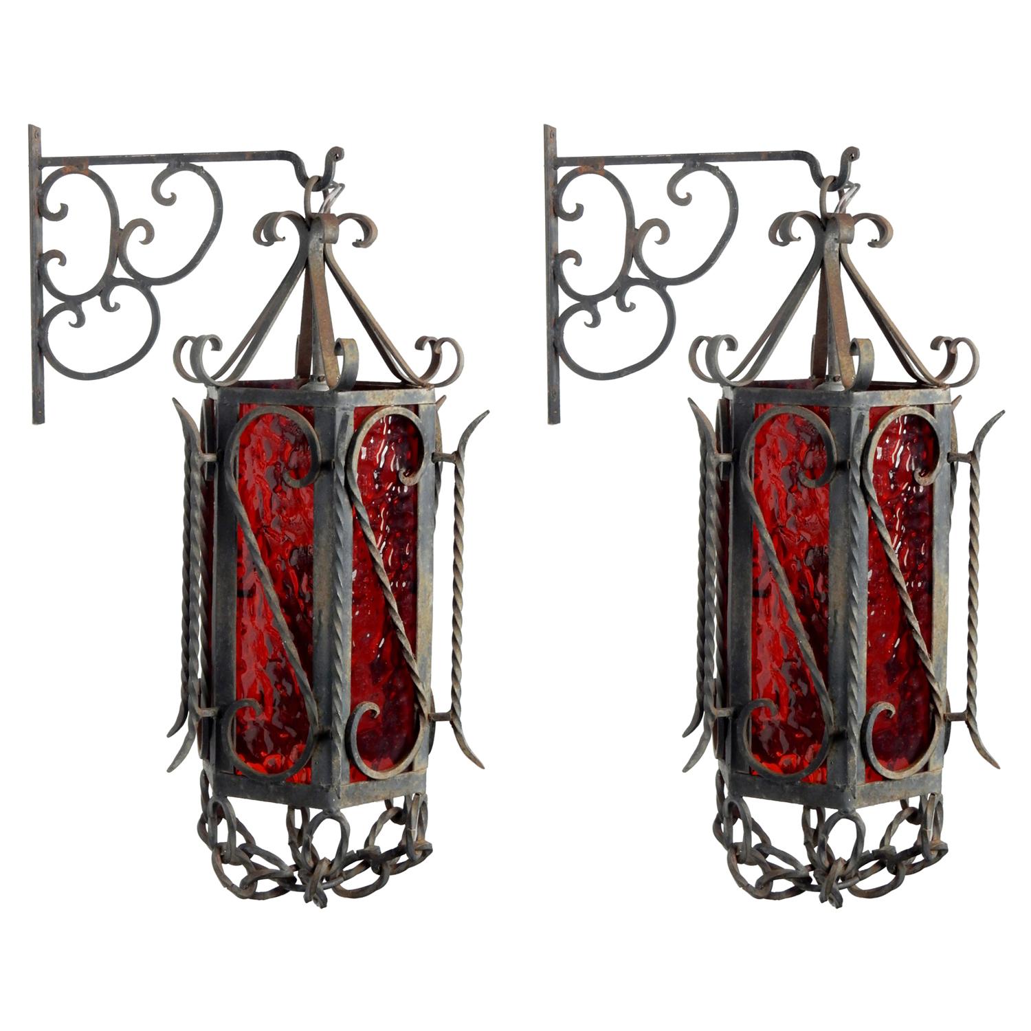 Paire de lampes à suspension ornées de verre rouge rubis et d'appliques artisanales en fer de Californie