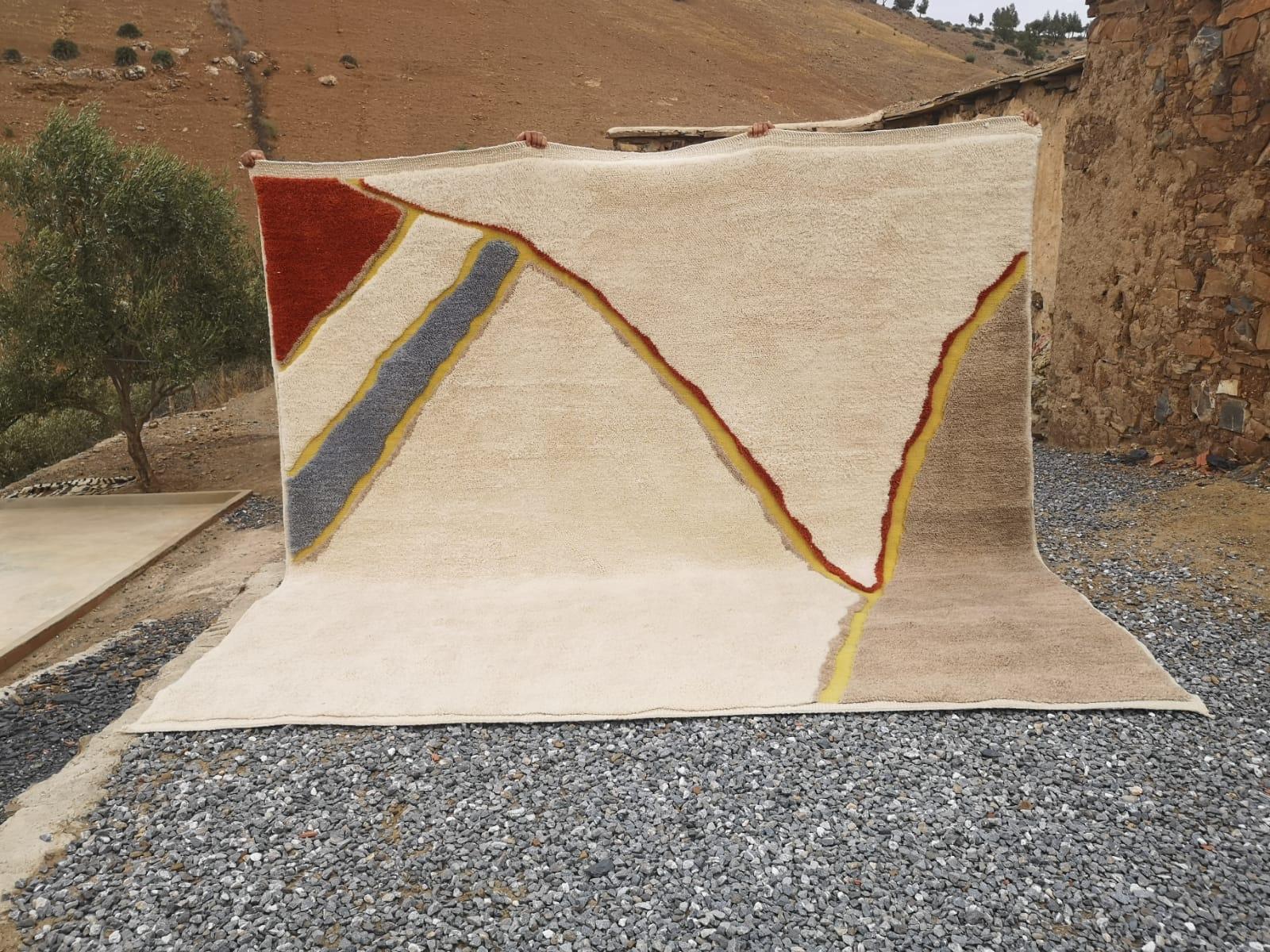 The California Rug features an ecru base with yellow flatweave patterns, accented by subtle touches of terracotta and blue. Inspired by Californian design, this creation blends modernity with Berber heritage, reflecting the laid-back, yet