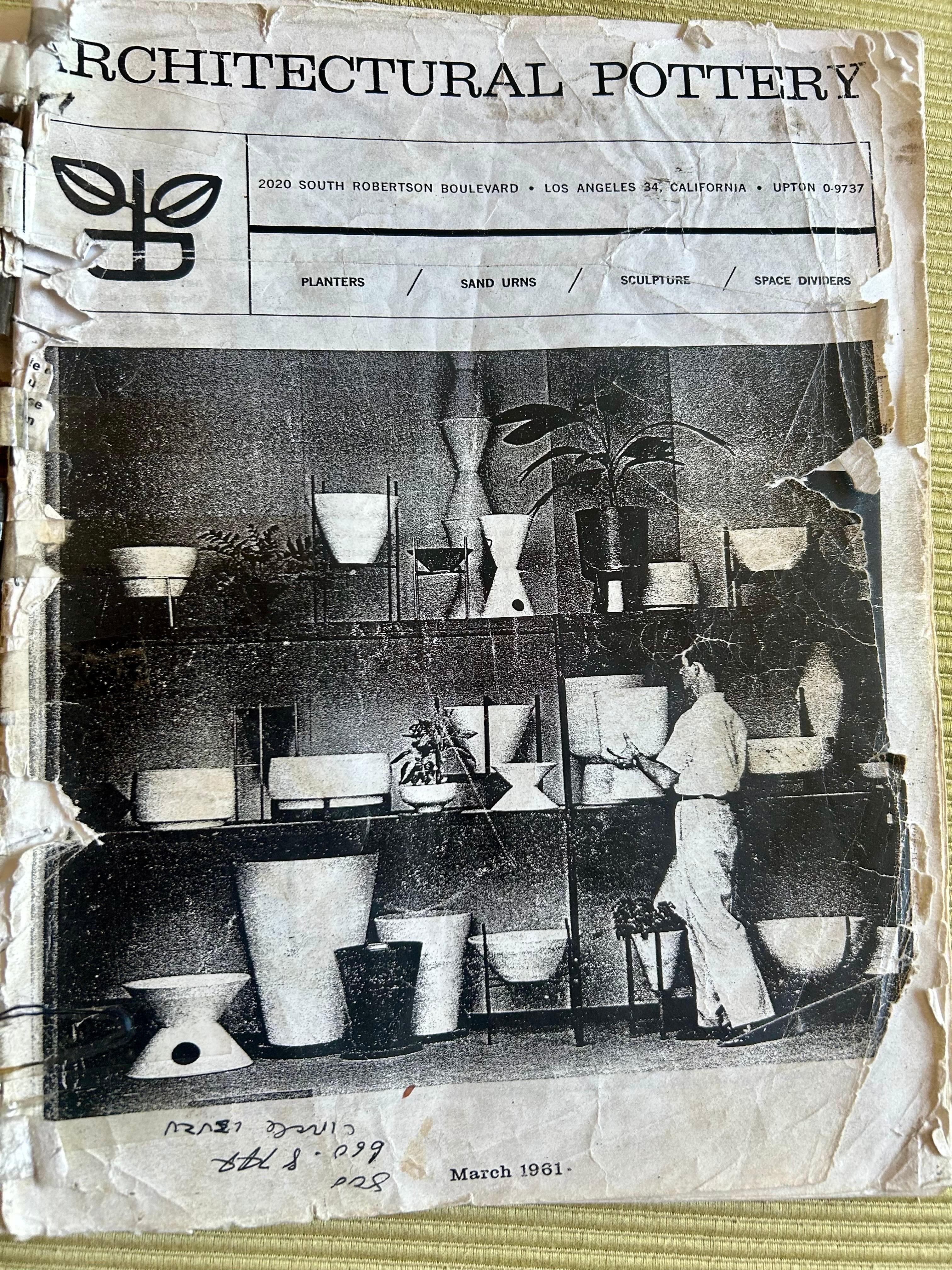 Diseño californiano.
Conjunto raro.
Superviviente.
Architectural Pottery se utilizó en todo el Programa de Casas Estudio promovido por la revista Arts & Architecture hacia los años 40-60.
Los diseños AP se adaptaban a la arquitectura de postes y