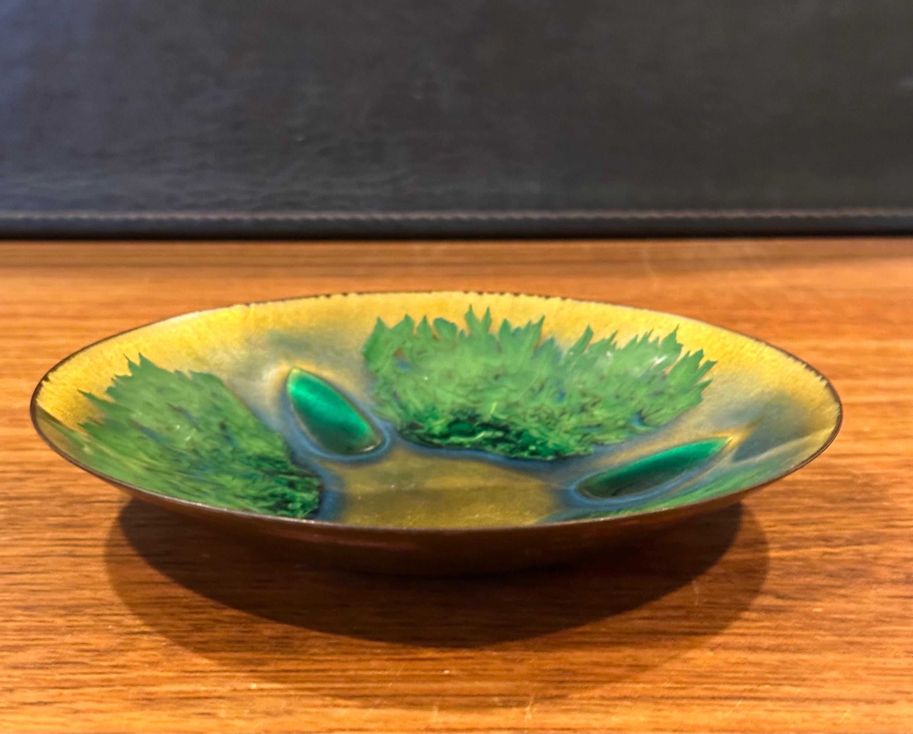 20ième siècle Bol en émail sur cuivre au design californien d'Edward Star pour Gumps en vente