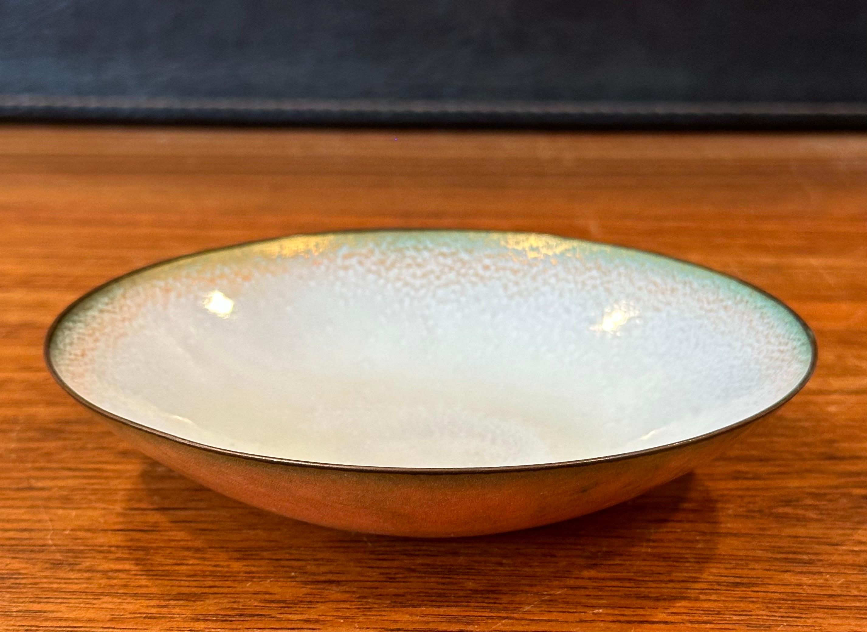 Petit plat California Design en émail sur cuivre de Leon Statham Bon état - En vente à San Diego, CA