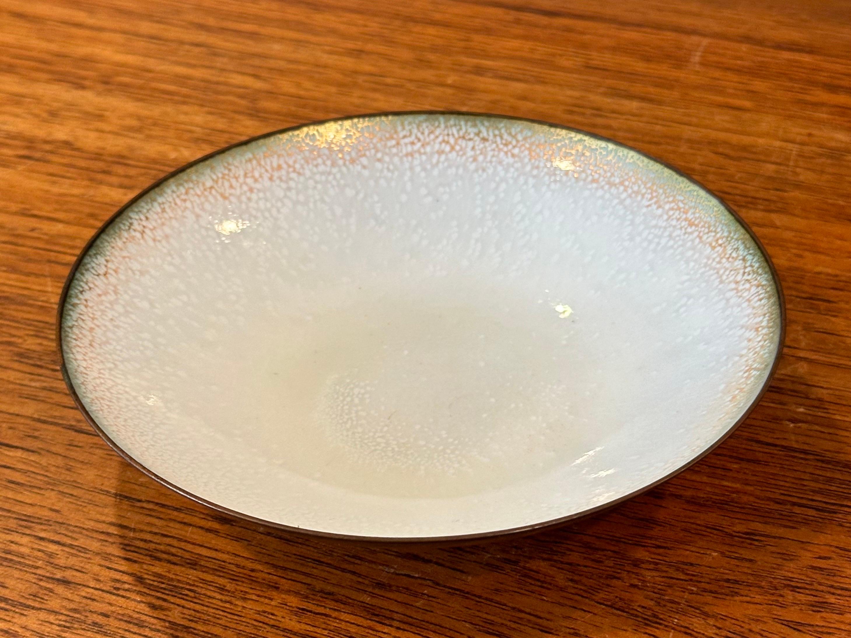 20ième siècle Petit plat California Design en émail sur cuivre de Leon Statham en vente