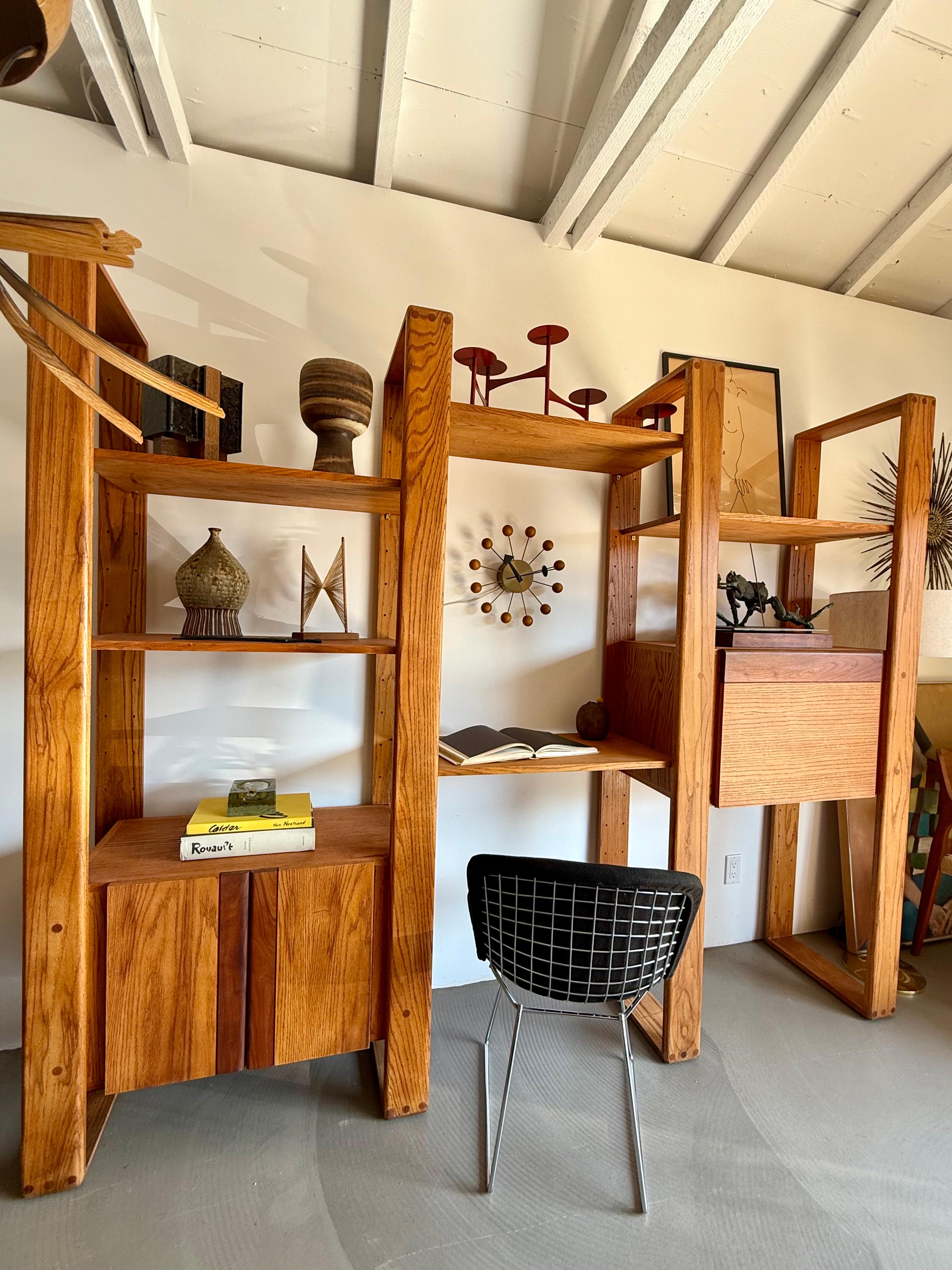 Una scultorea parete attrezzata del designer californiano Lou Hodges, realizzata interamente in rovere massiccio e che incarna l'estetica calda e organica del movimento di design della West Coast degli anni Settanta. Il lavoro di Hodges è famoso per