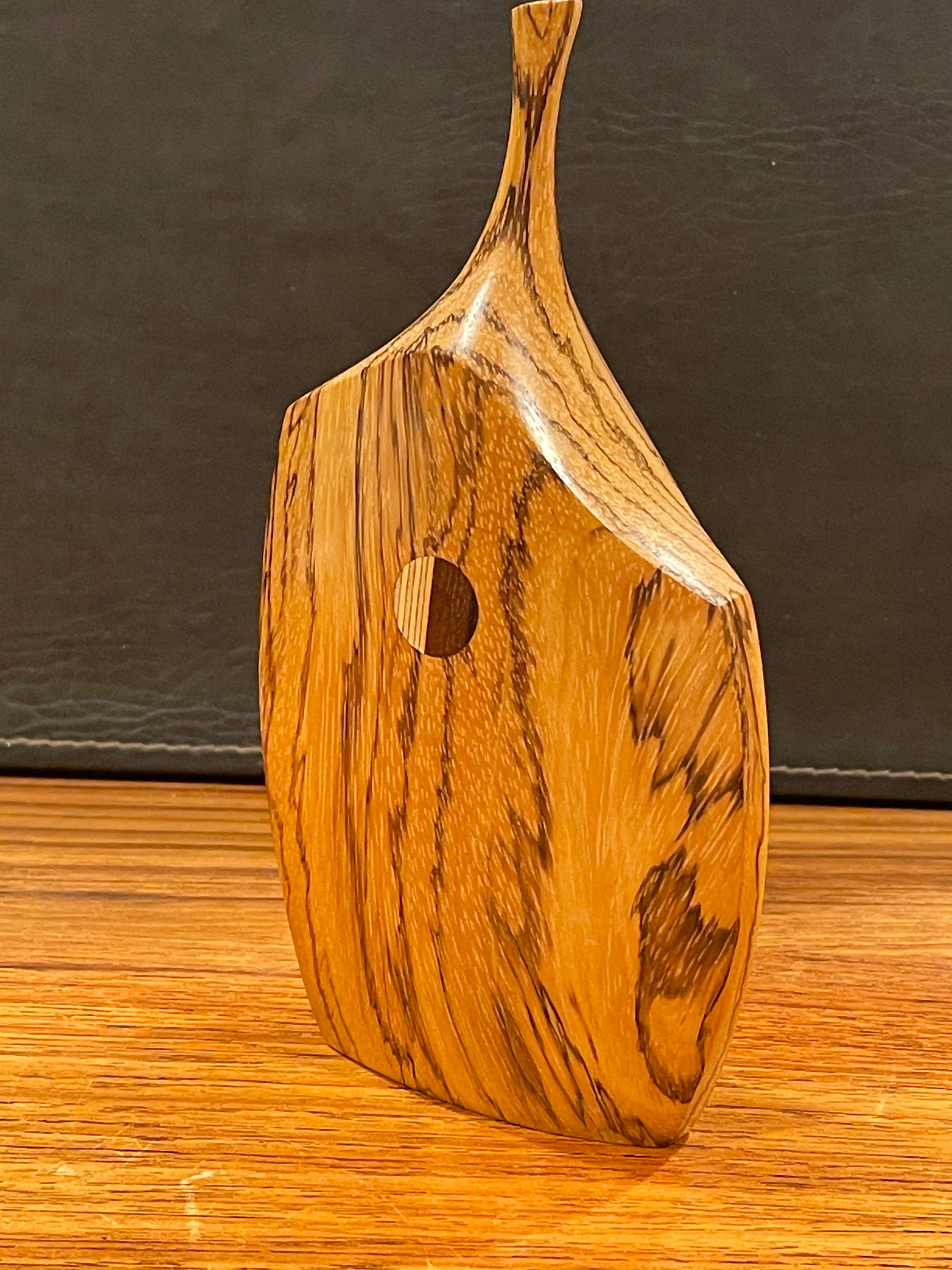 A absolutely gorgeous California design MCM hand-carved inlaid mixed wood vase by Heinz Norhausen, circa 1970s. The simple and elegant vase is made of a variety of hardwoods and measures 4.5