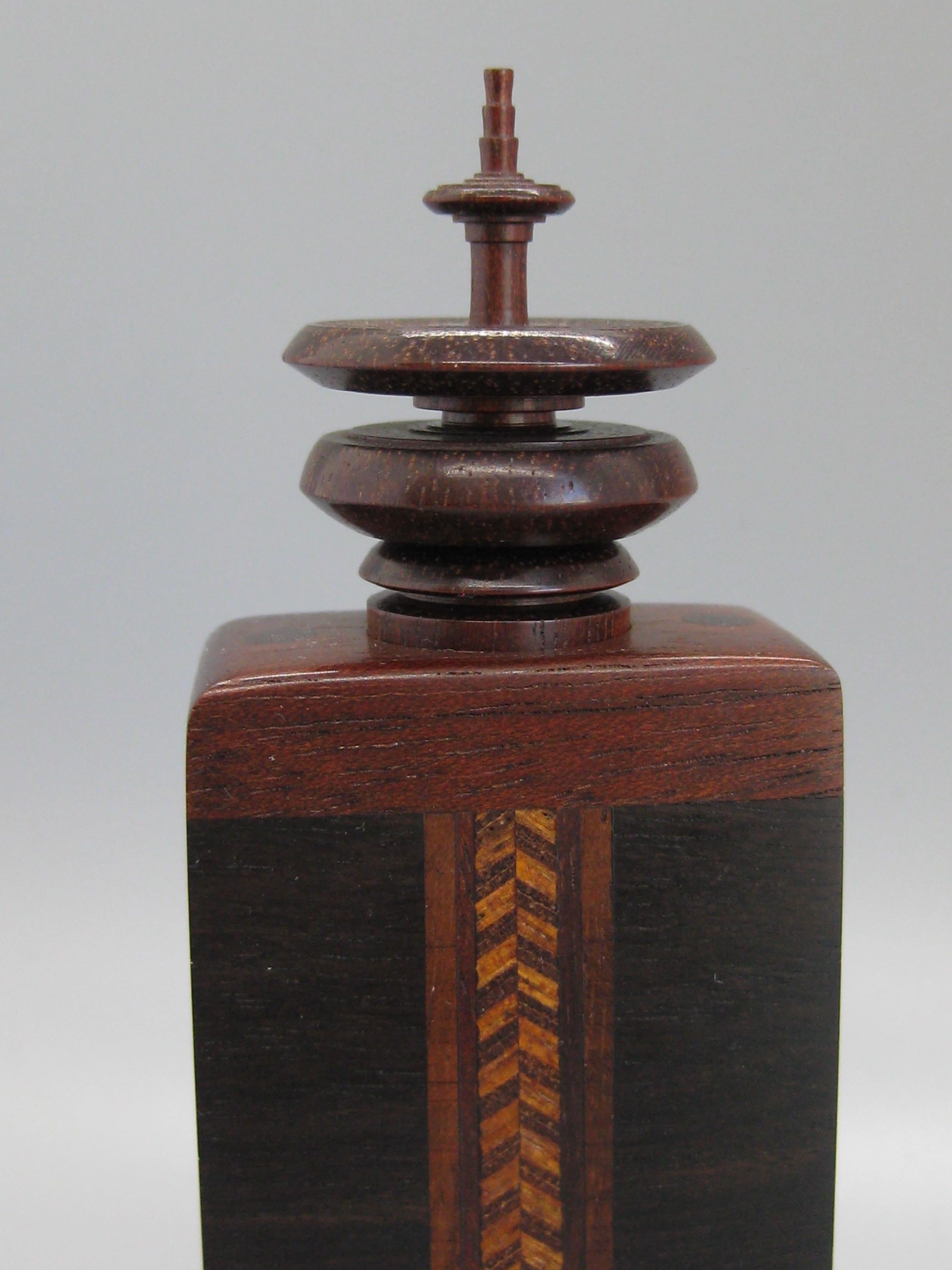 Splendida bottiglia di profumo/scatola in legno realizzata a mano dall'artista californiano Stephen Mark Paulsen. Risale al 1981. Firmato dall'artista in basso. Realizzato principalmente in legno di cocobolo e palissandro. La parte superiore è