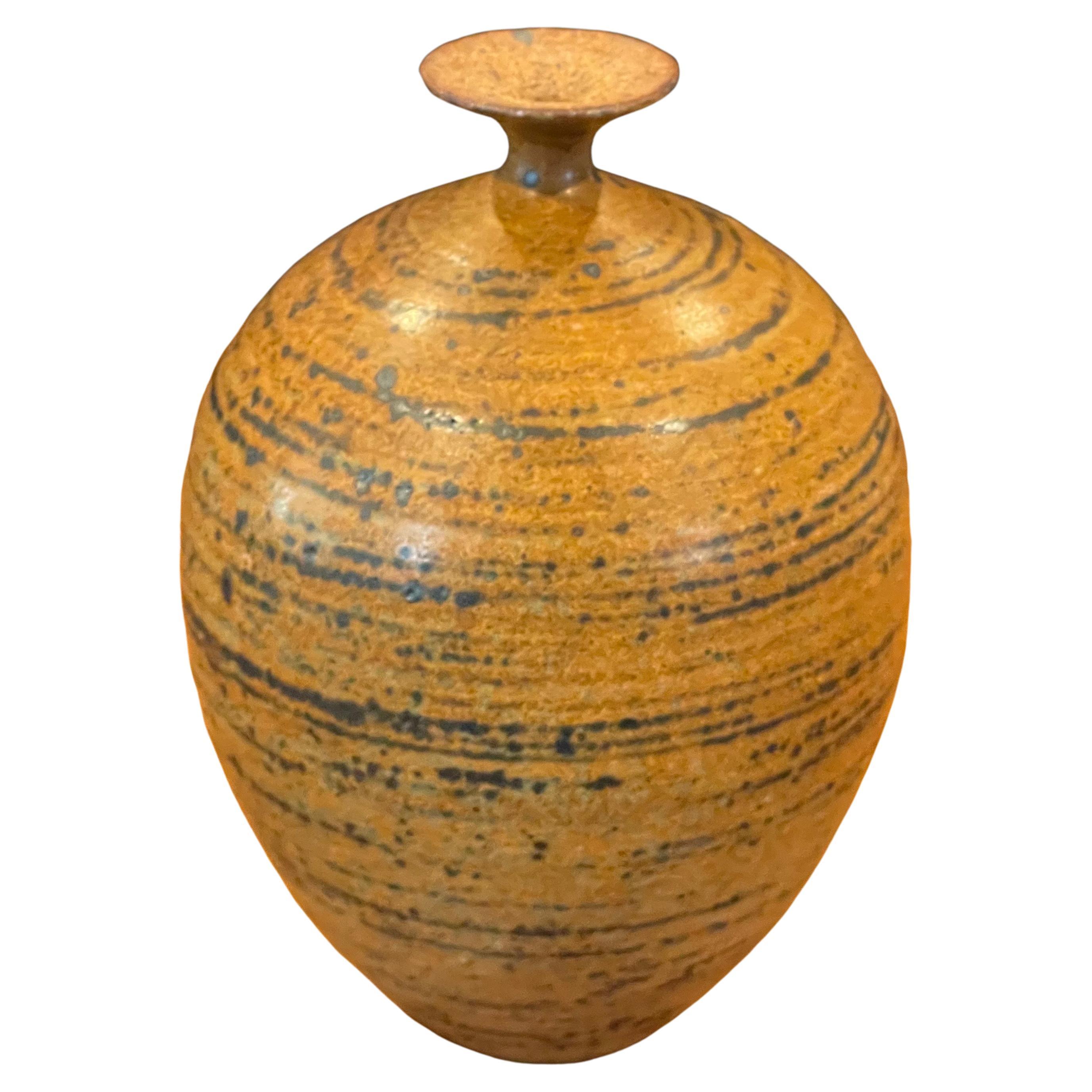 An absolutely stunning California design stoneware weed pot / vase by noted San Diego, CA potter Wayne Chapman, circa 1970. The pot is in very good vintage condition and measures 4.5