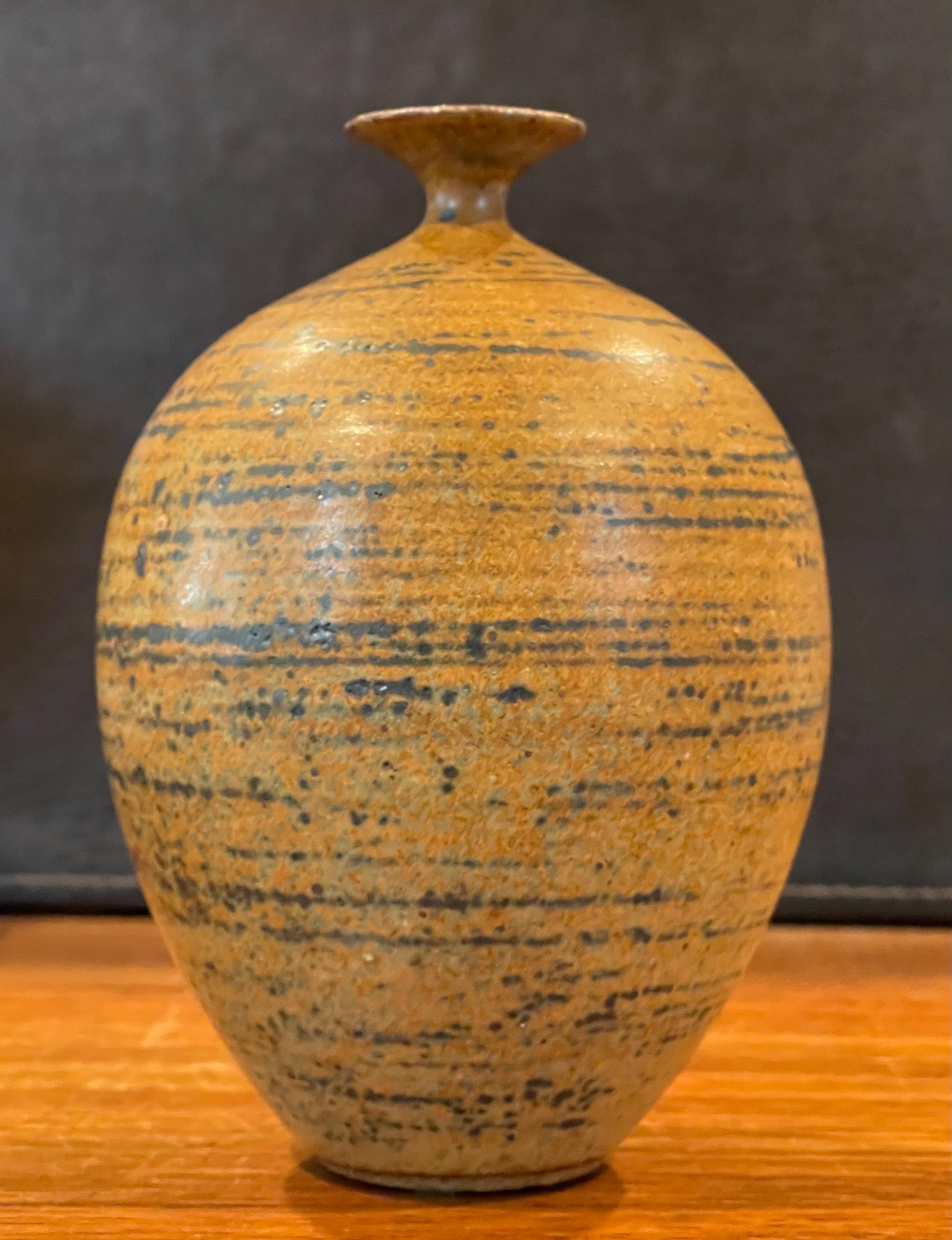 California Design Steingut-Schilfrohrtopf / Vase von Wayne Chapman im Angebot 3